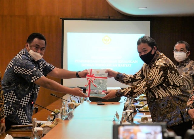 Wakil Ketua DPR RI Rachmat Gobel menerima Laporan Keuangan Tahun Buku 2019 dari BPK di Gedung Nusantara, Senayan, Jakarta. 