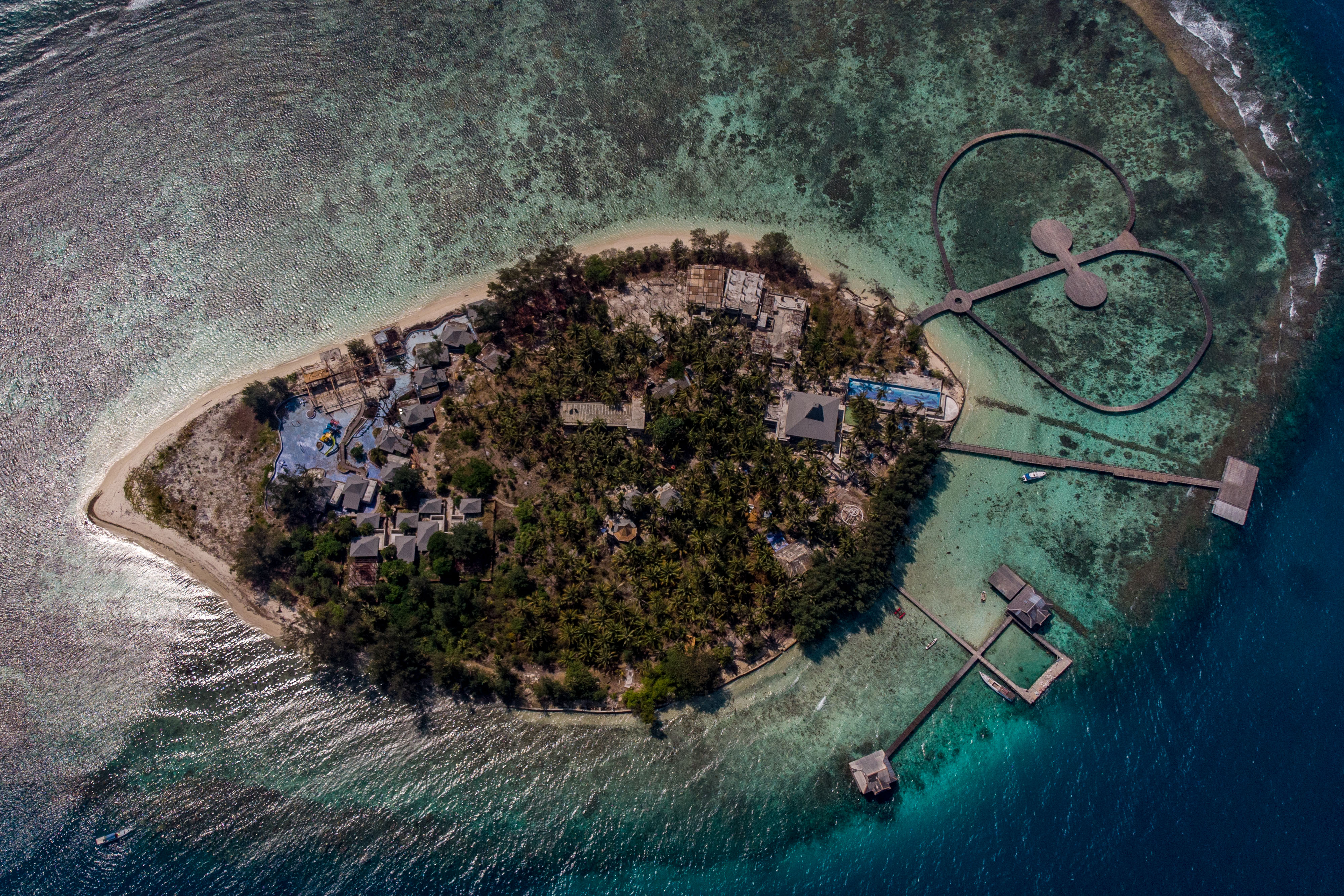  Foto udara sebuah resor dengan fasilitas kolam renang yang masih dalam tahap pembangunan di Pulau Tengah, Taman Nasional Karimunjawa Jaten