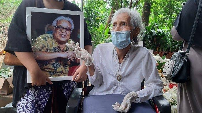 Raden Ayu Bernadetta Siti Ristyastuti Brataatmadja saat pemakaman suaminya, Adi Kurdi, Mei 2020.