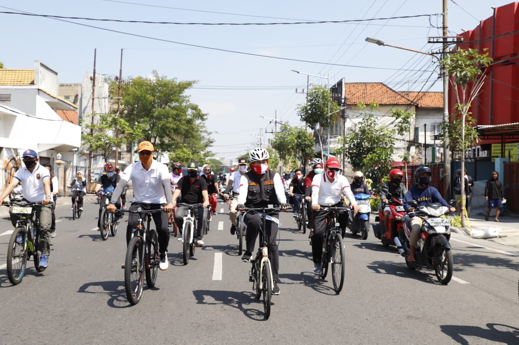 Gubernur Jatim berkampanye lawan covid-19 dengan bersepeda bersama. 