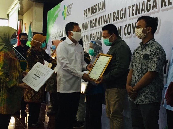 Penyerahan santunan pemerintah kepada keluarga tenaga kesehatan di Jawa Timur yang gugur terkait covid-19.