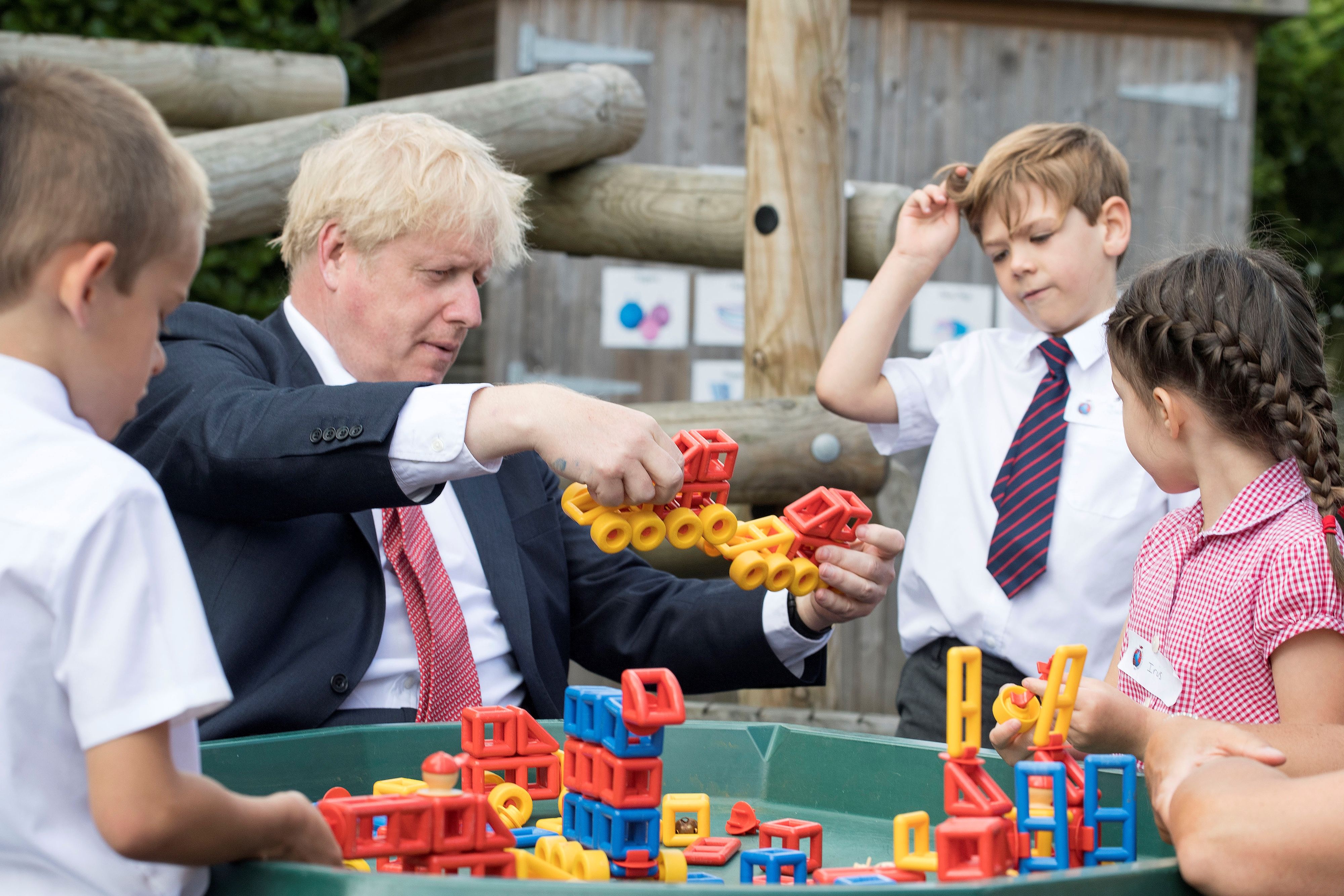 Perdana Menteri Inggris Boris Johnson berkunjung ke sebuah sekolah di Kings Hill.