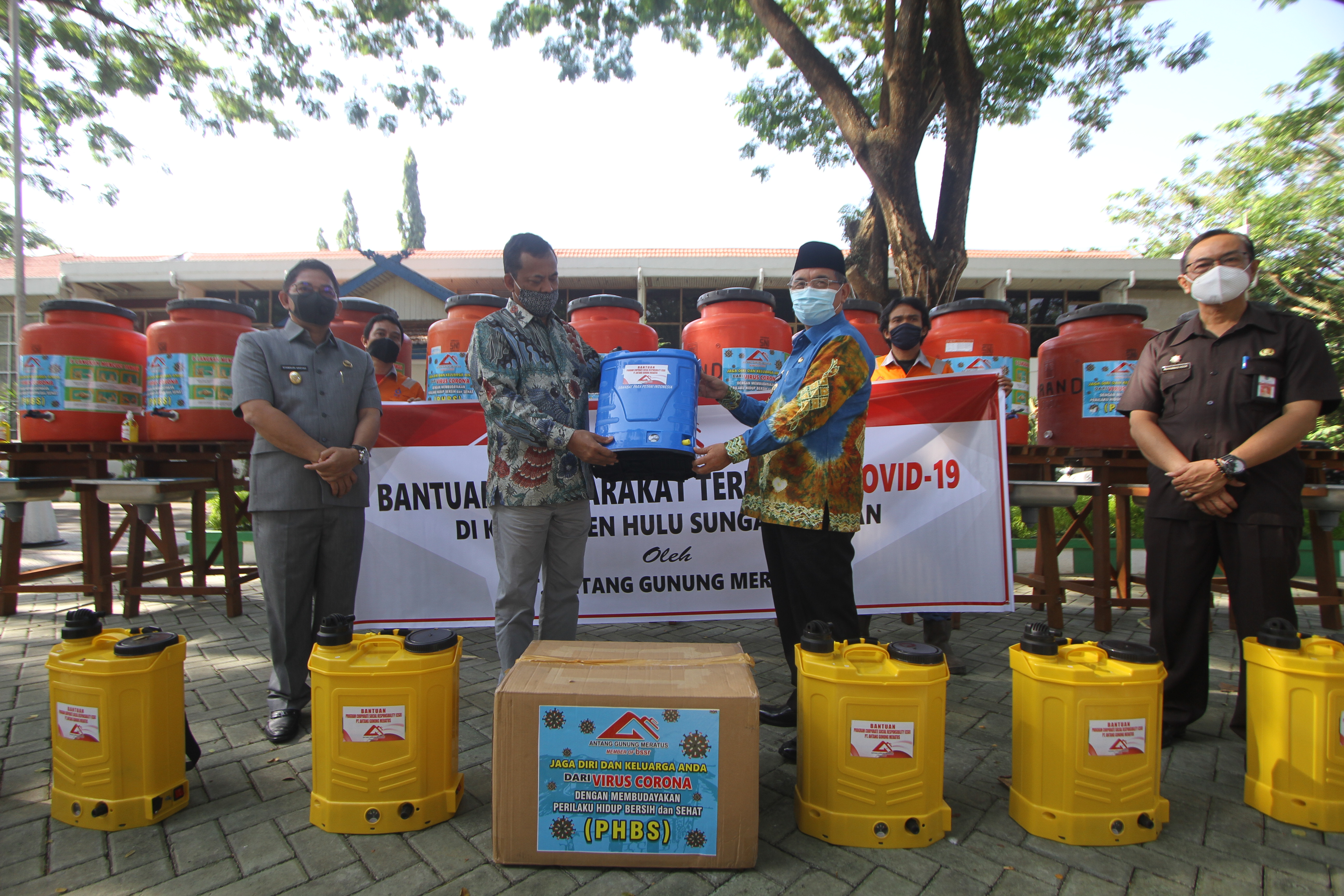 Bupati Hulu Sungai Selatan Achmad Fikry menerima bantuan dari perusahaan PT AGM yang diserahkan Direktur Utama Doddy Imam Hidayat.