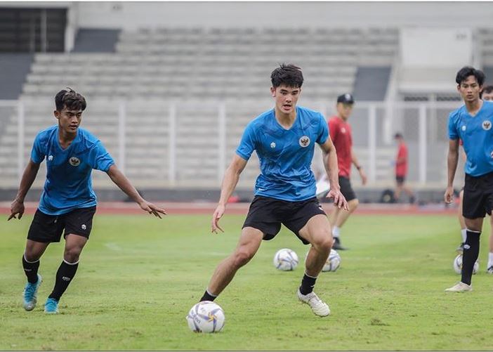 Elkan Baggott (tengah) berlatih bersama timnas U-19.