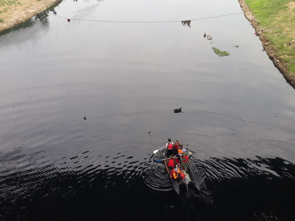 Warna air Sungai Citarum, Karawang saat kemarau menghitam.