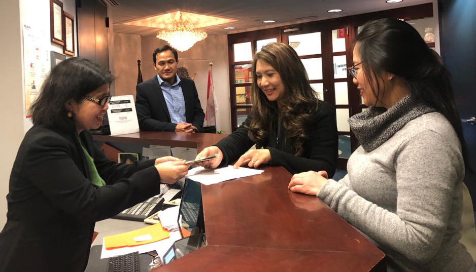 Petugas BNI KCLN New York, Amerika Serikat melayani pembukaan rekening tabungan BNI berdenominasi Rupiah (BNI Taplus) 