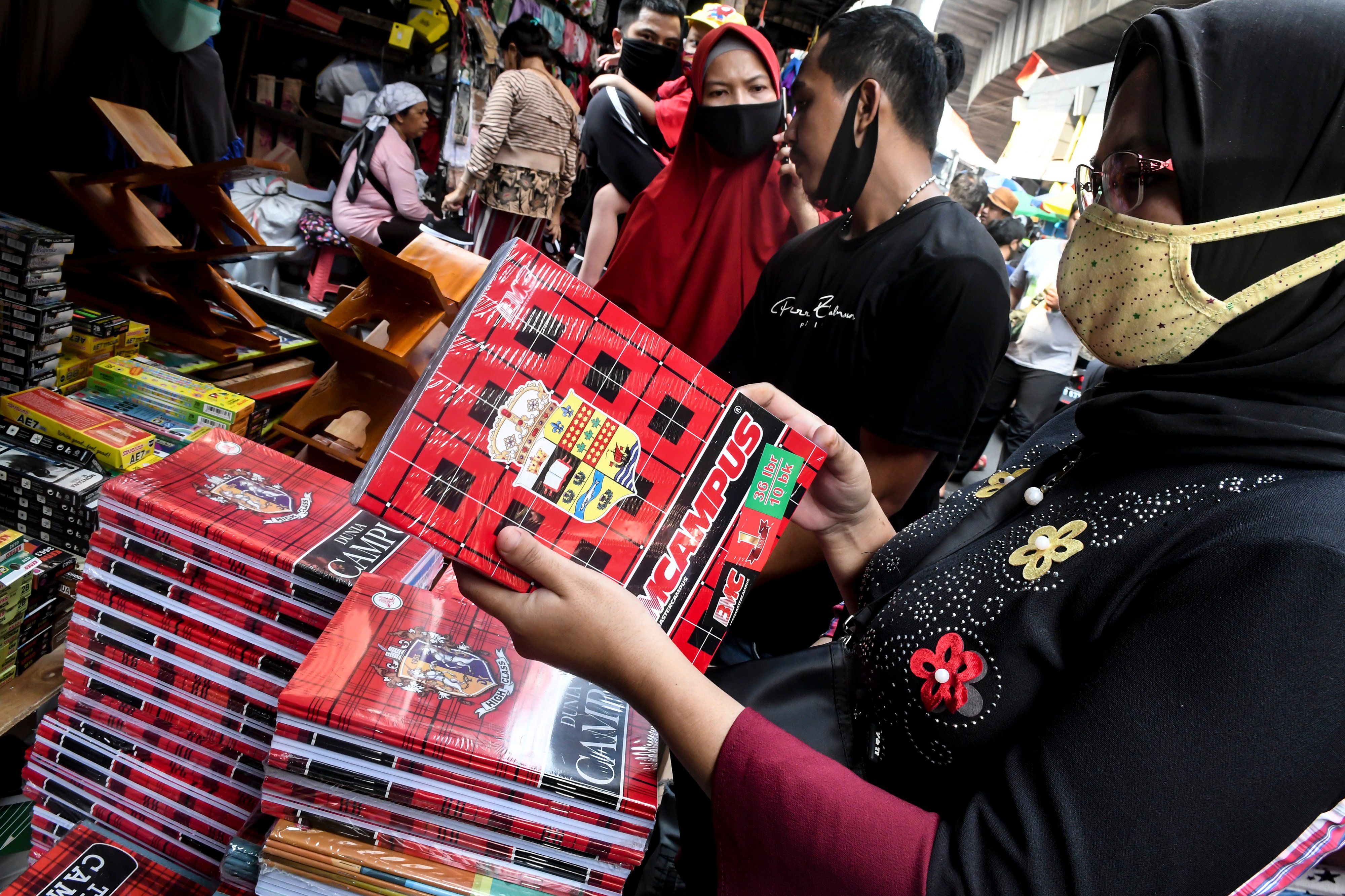 Aktivitas di pasar asemka, sejumlah pengunjung masih tidak sepenuhnya patuh atas anjuran memakai masker di tempat umum