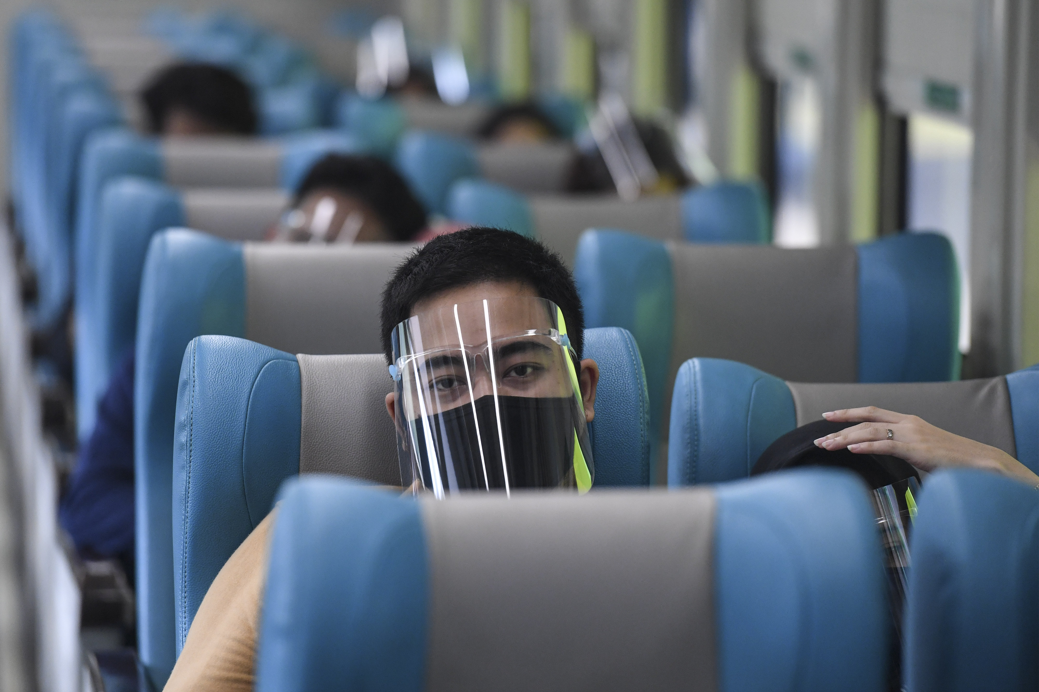Penumpang menaiki Kereta Api Turangga tujuan Surabaya Gubeng di Stasiun Gambir, Jakarta, Kamis (20/8/2020)