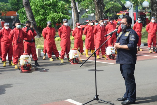 Sekjen DPR RI Indra Iskandar meninjau langsung penyemprotan disinfektan di Kompleks Parlemen, Senayan, Jakarta, Minggu (9/8).