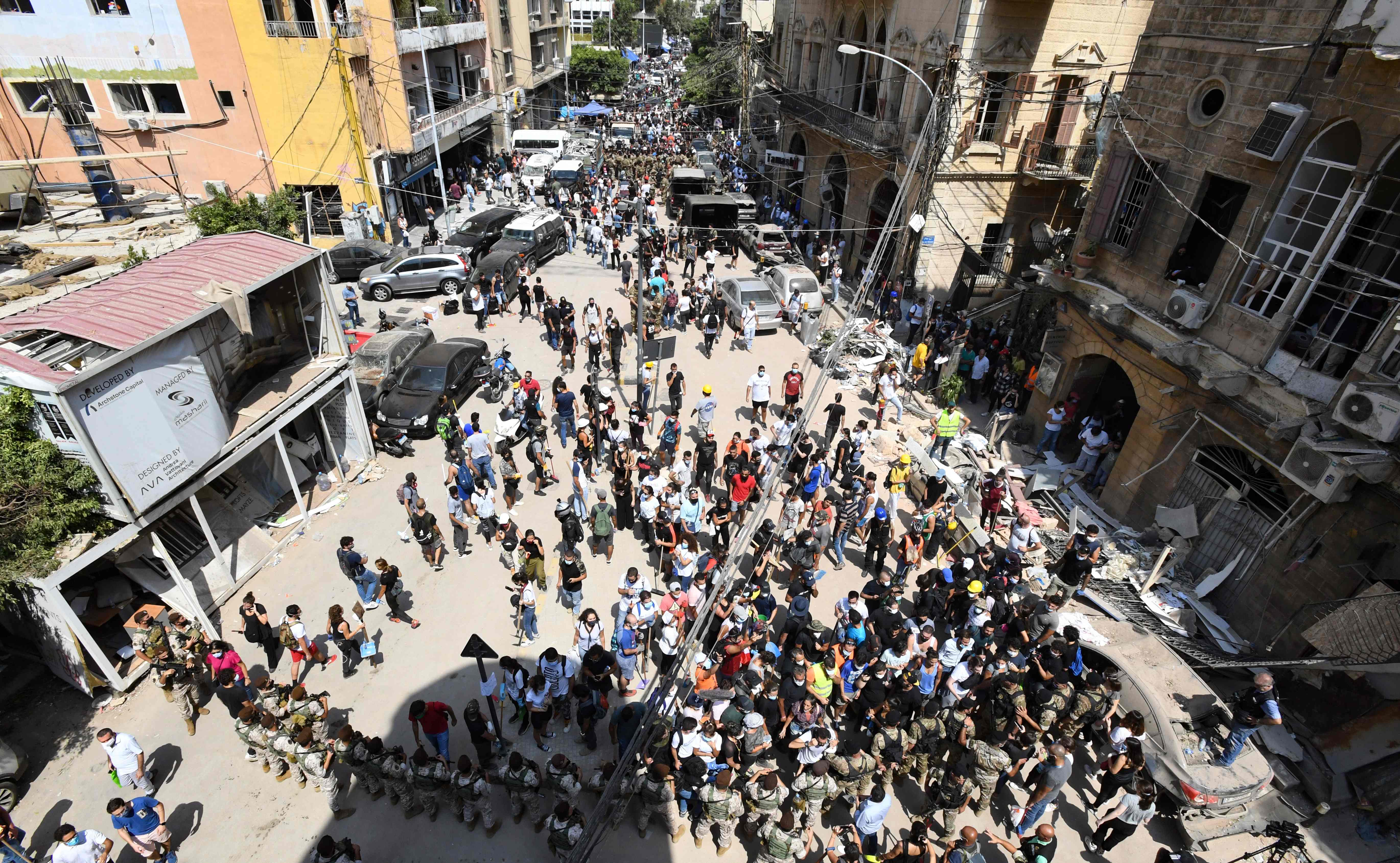 Warga Libanon berkumpul di Gemayzeh melakukan unjuk rasa karena ketidakmampuan pemerintah mencegah terjadinya ledakan, Kamis (6/8/2020).