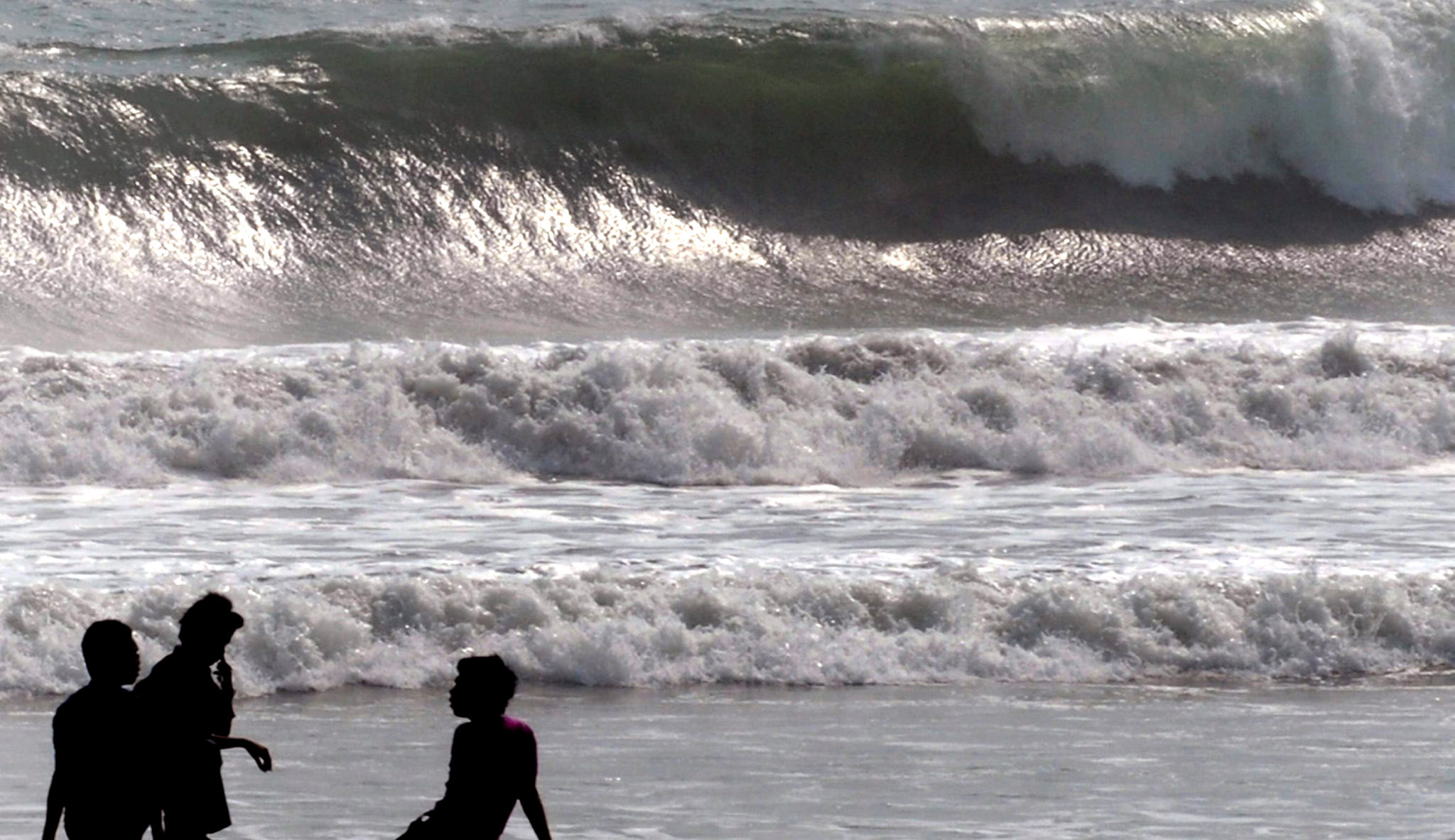 Sejumlah warga bermain di tepi laut di kawasan Pantai Panjang, Kota Bengkulu  