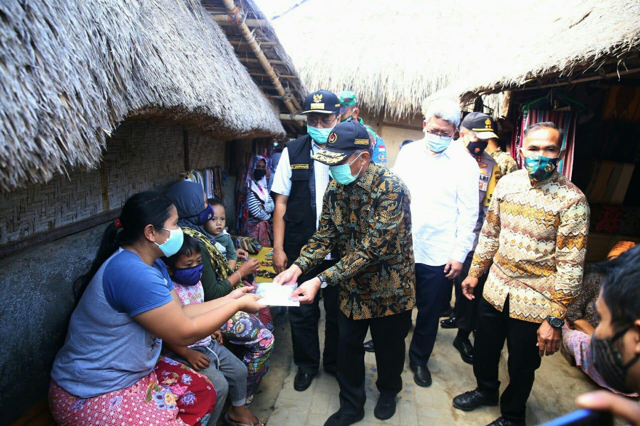 Menko PMK Muhadjir Effendy melakukan kampanye sadar masker di NTB
