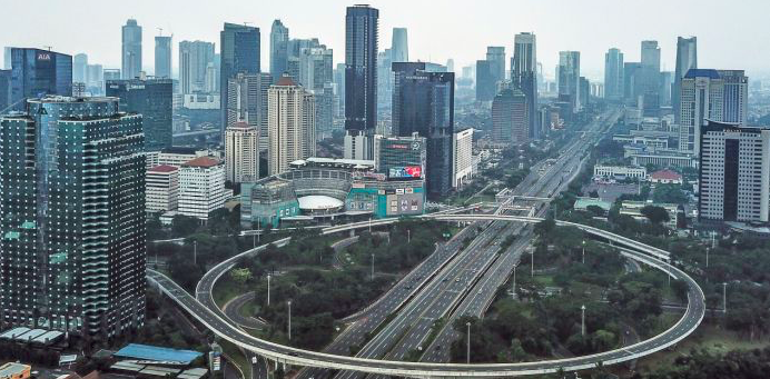 Foto udara kawasan pusat bisnis di Jakarta yang lengang saat pemberlakuan pembatasan sosial berskala besar (PSBB), Jumat (10/4/2020). 