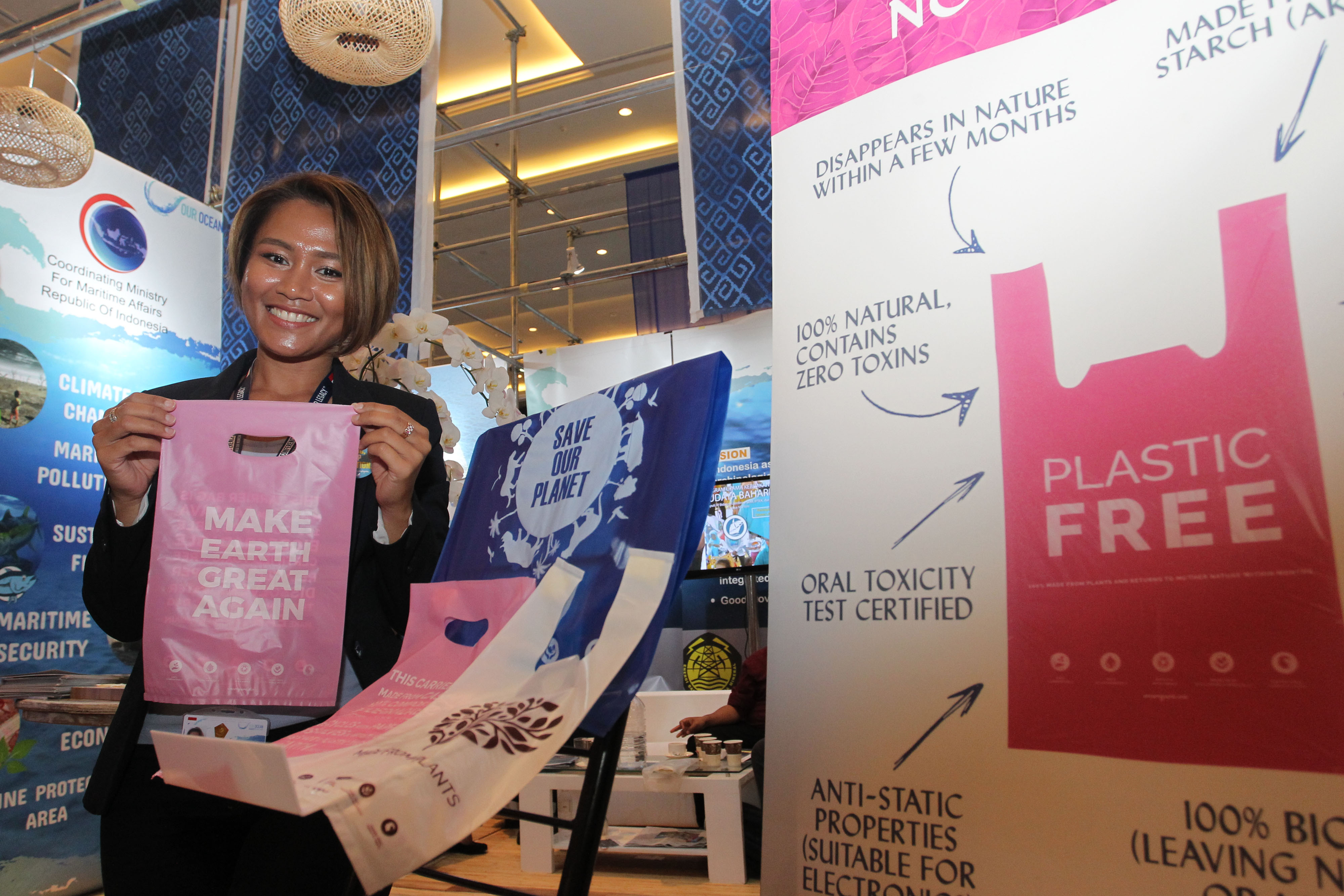  Benita Caroline founder dari evoware menghadirkan kantong berbahan dasar singkong 