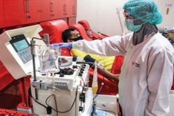 Ilustrasi -- Pasien sembuh covid- 19 mendonorkan plasma darahnya di Unit Transfusi Darah  (UTD) PMI Sidoarjo, Jawa Timur, kemarin.