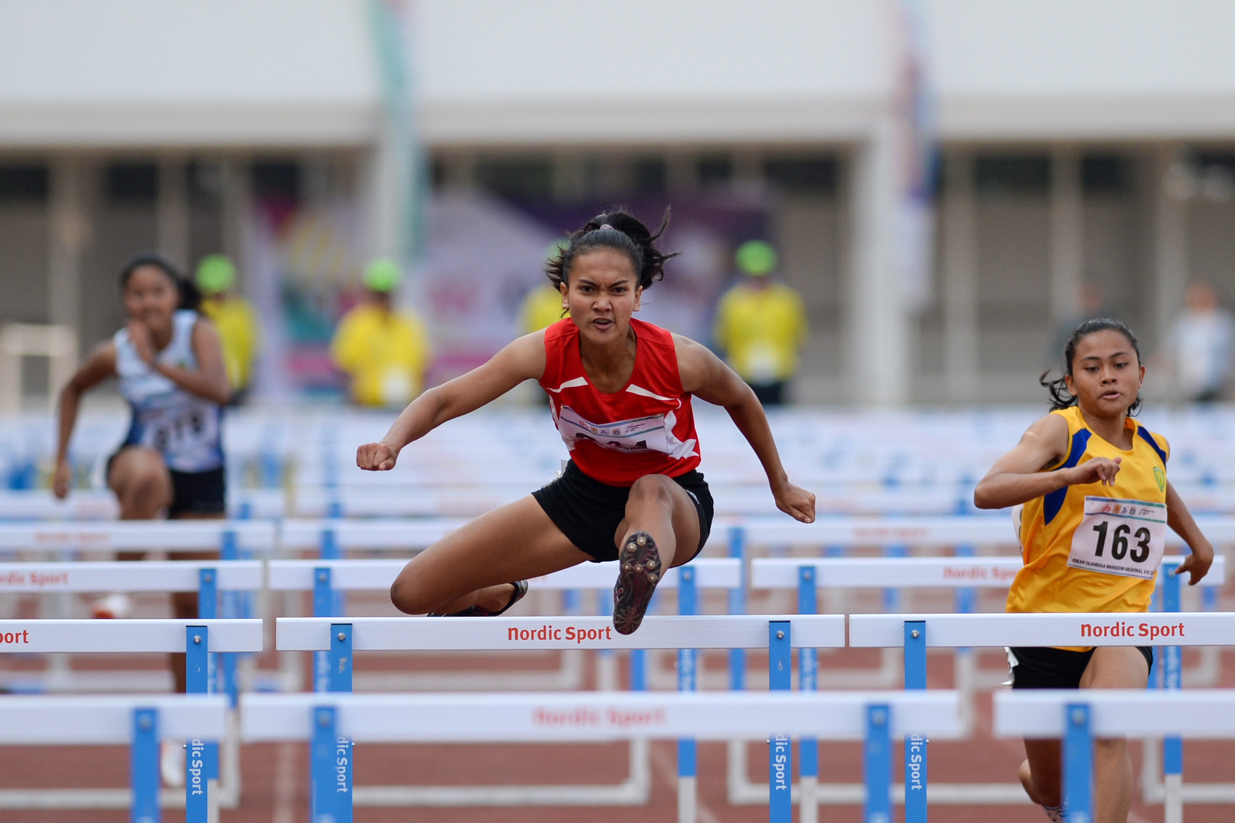 Pertandingan lari 100 meter di Stadion Gelora Bung Karno.