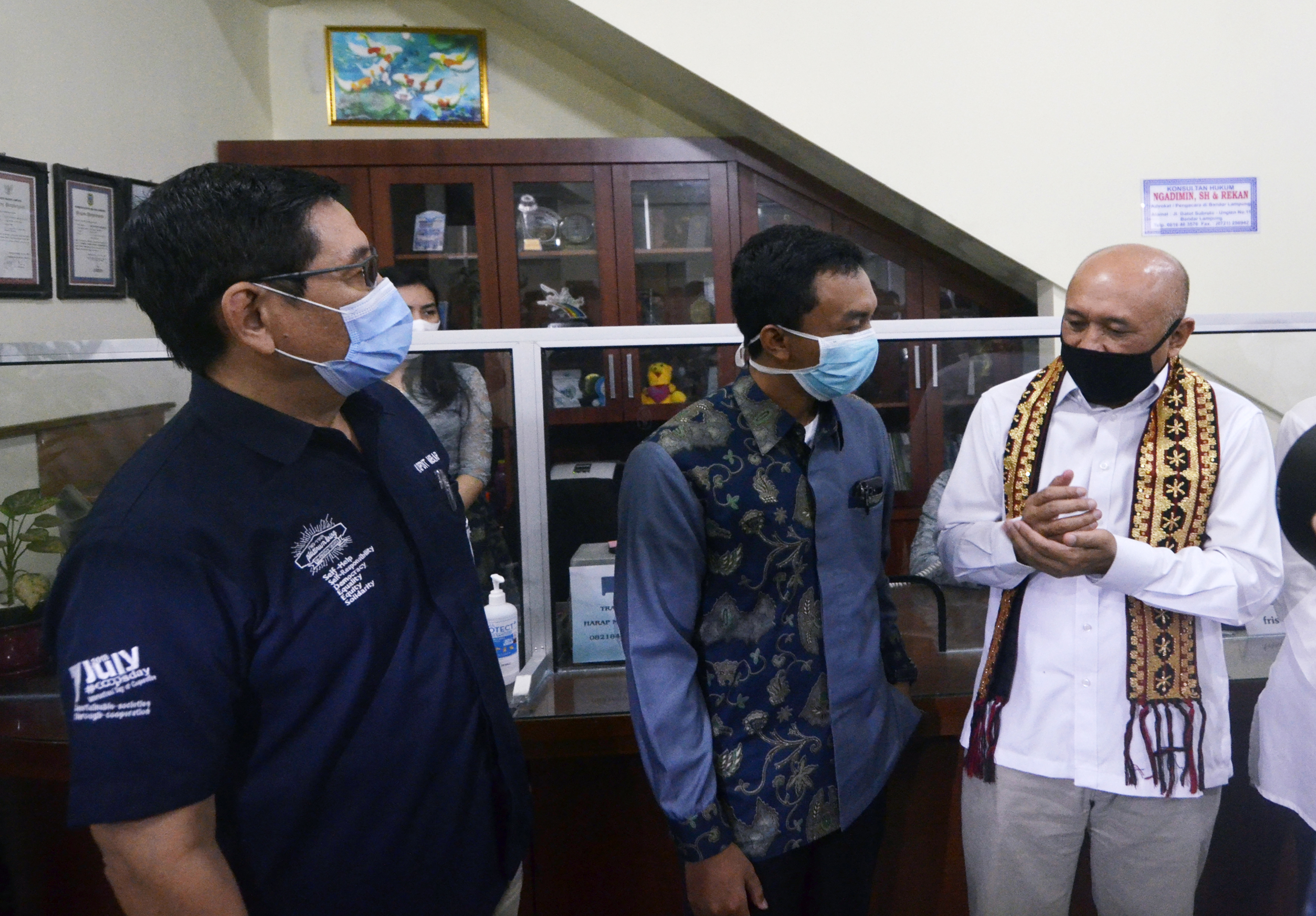 KUNJUNGAN MENTERI KOPRASI DI BANDAR LAMPUNG: Menteri Koperasi dan Usaha Kecil Menengah (UKM) Teten Masduki (kanan) 