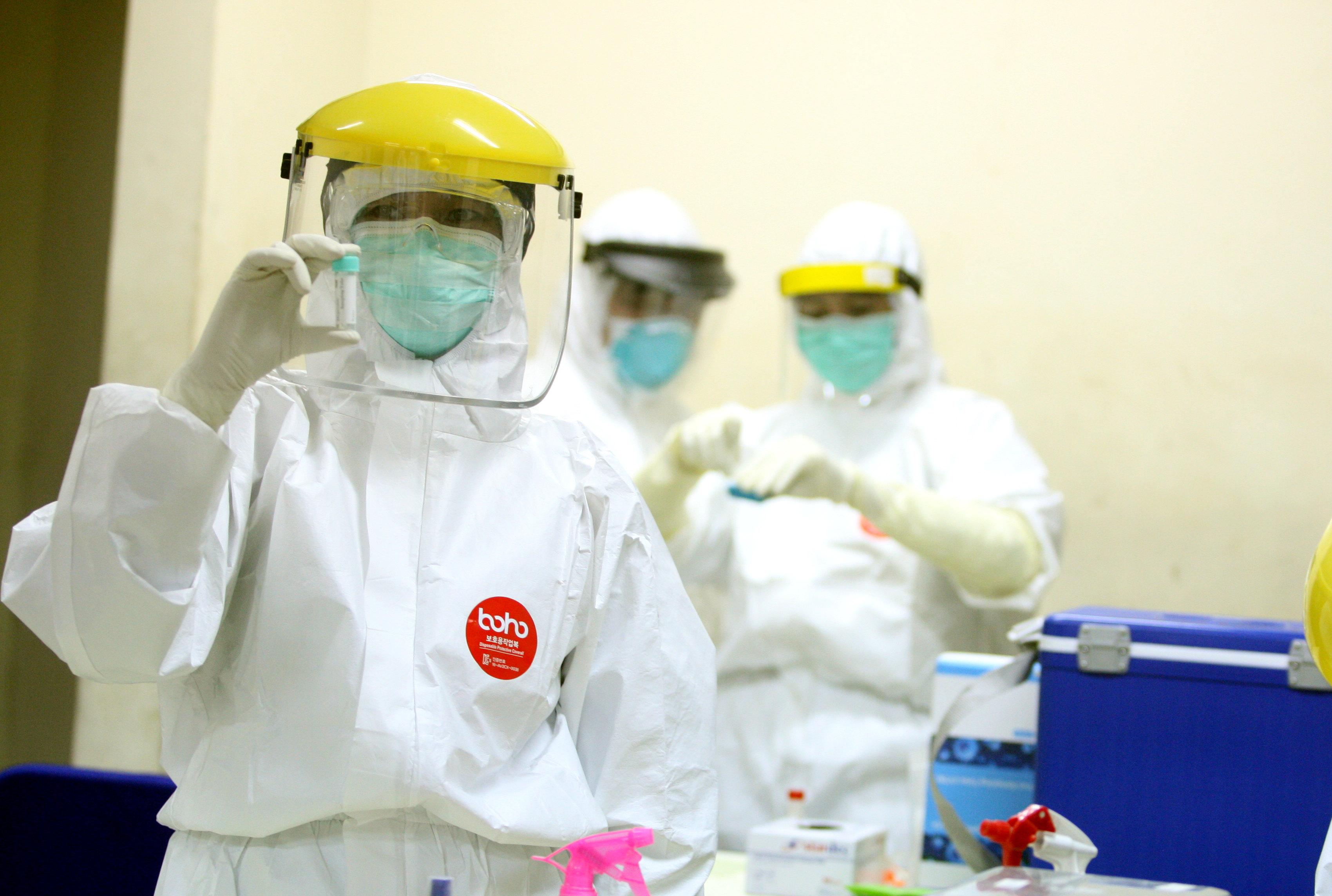 Petugas medis melakukan swab test di Jakarta.