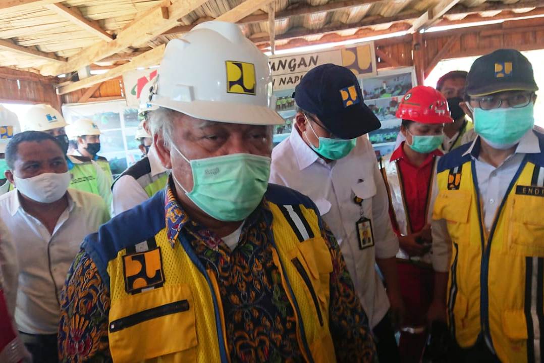 Menteri PUPR Basuki Hadimuljono meninjau proyek pembangunan Bendungan Napun Gete yang berada di Kecamatan Waibalama, Kabupaten Sikka, NTT.