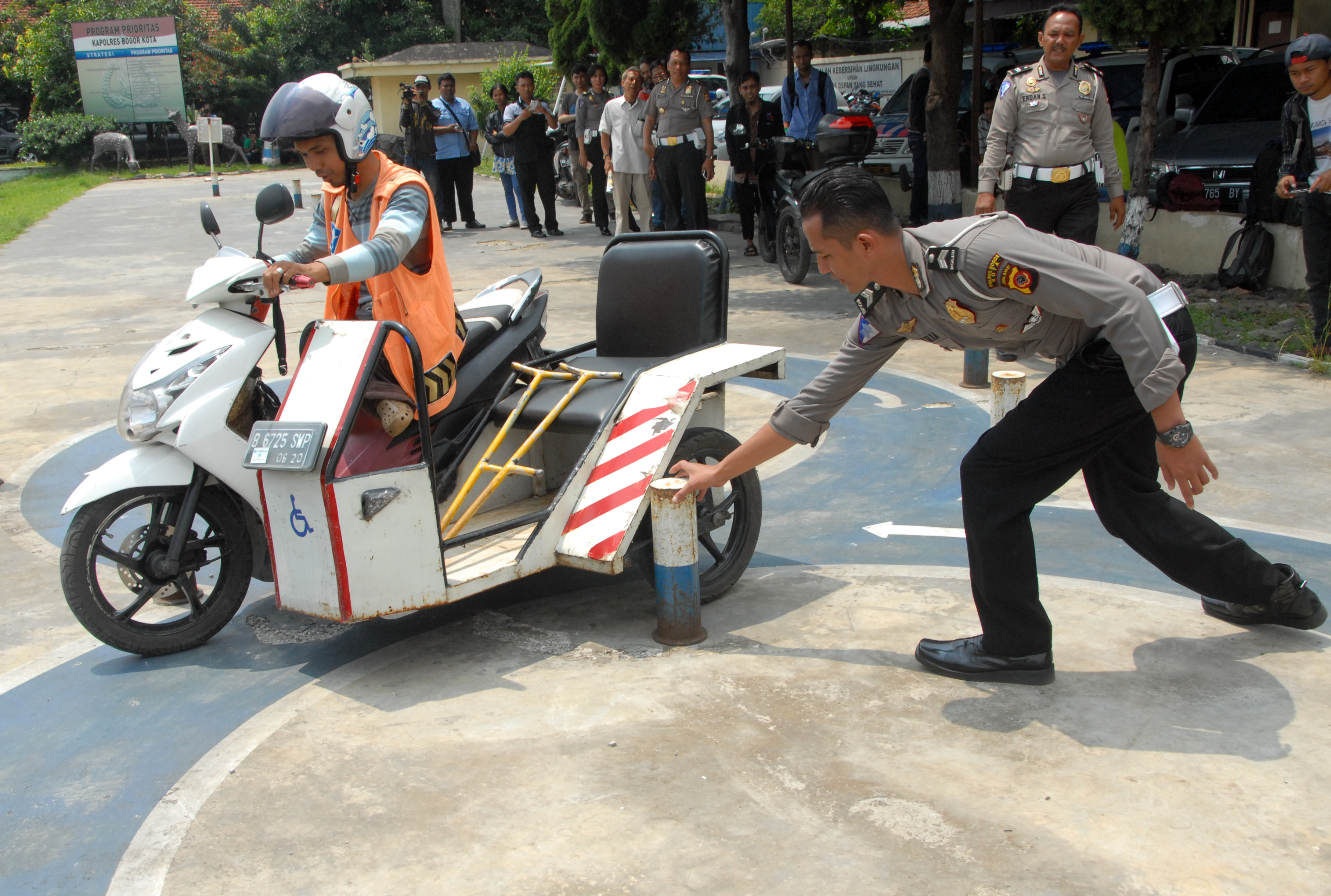 Seorang penyandang tuna daksa mengendarai sepeda motor yang telah dimodifikasi saat ujian pembuatan Surat Izin Mengemudi D 