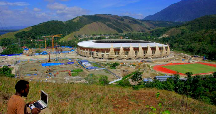 Warga menyaksikan proses pembangunan Kompleks Stadion Papua Bangkit di Distrik Sentani Timur, Kabupaten Jayapura, Papua, Jumat (15/3/2019). 
