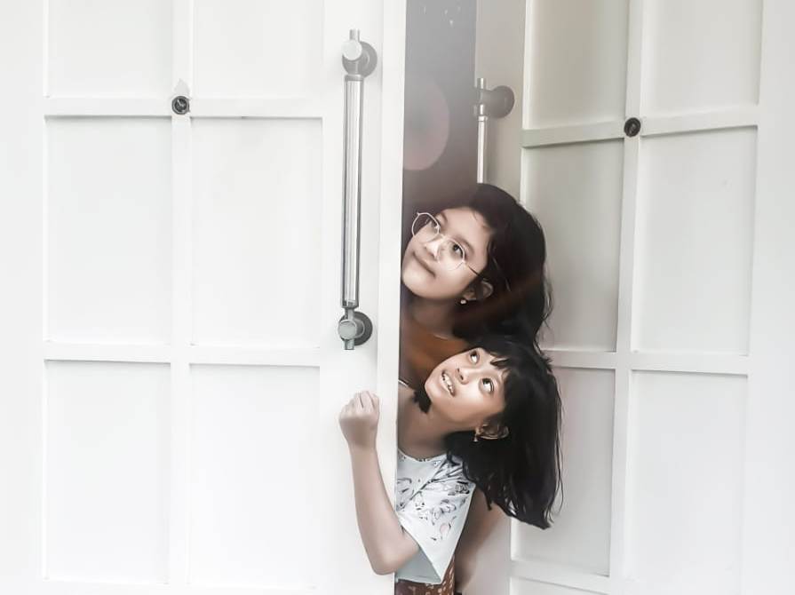 Cucu Krisbiantoro Kasih Arlina, 13 (atas), dan Isabel Cinta Alika, 10