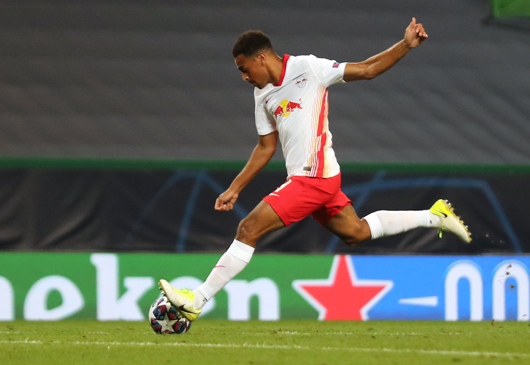 Gelandang RB Leipzig Tyler Adams melepaskan tendangan yang menjebol gawang Atletico Madrid.