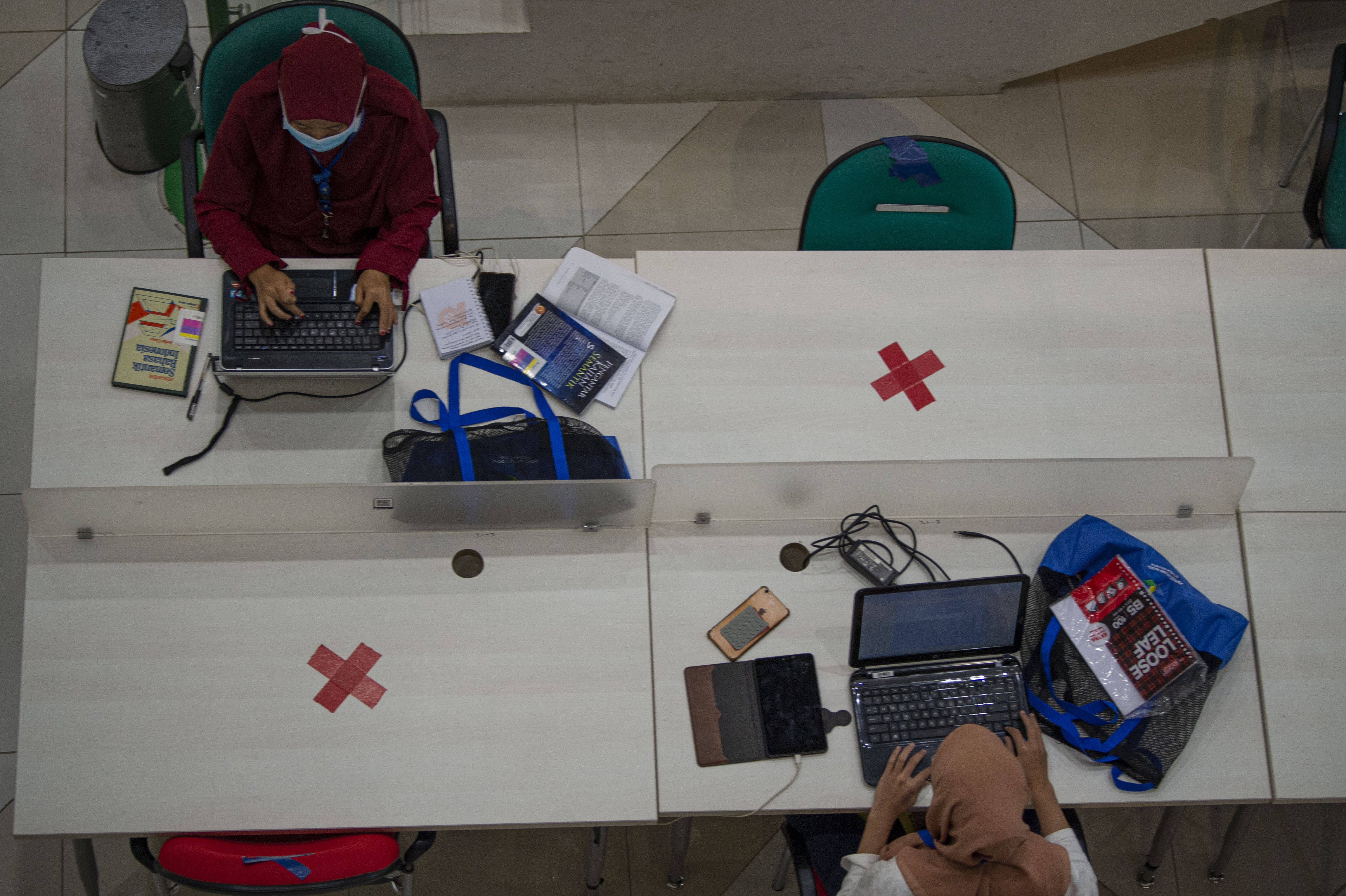 Sejumlah pengunjung mengoperasikan komputer jinjing di Perpustakaan Nasional (Perpusnas), Jakarta, Rabu (5/8/2020)