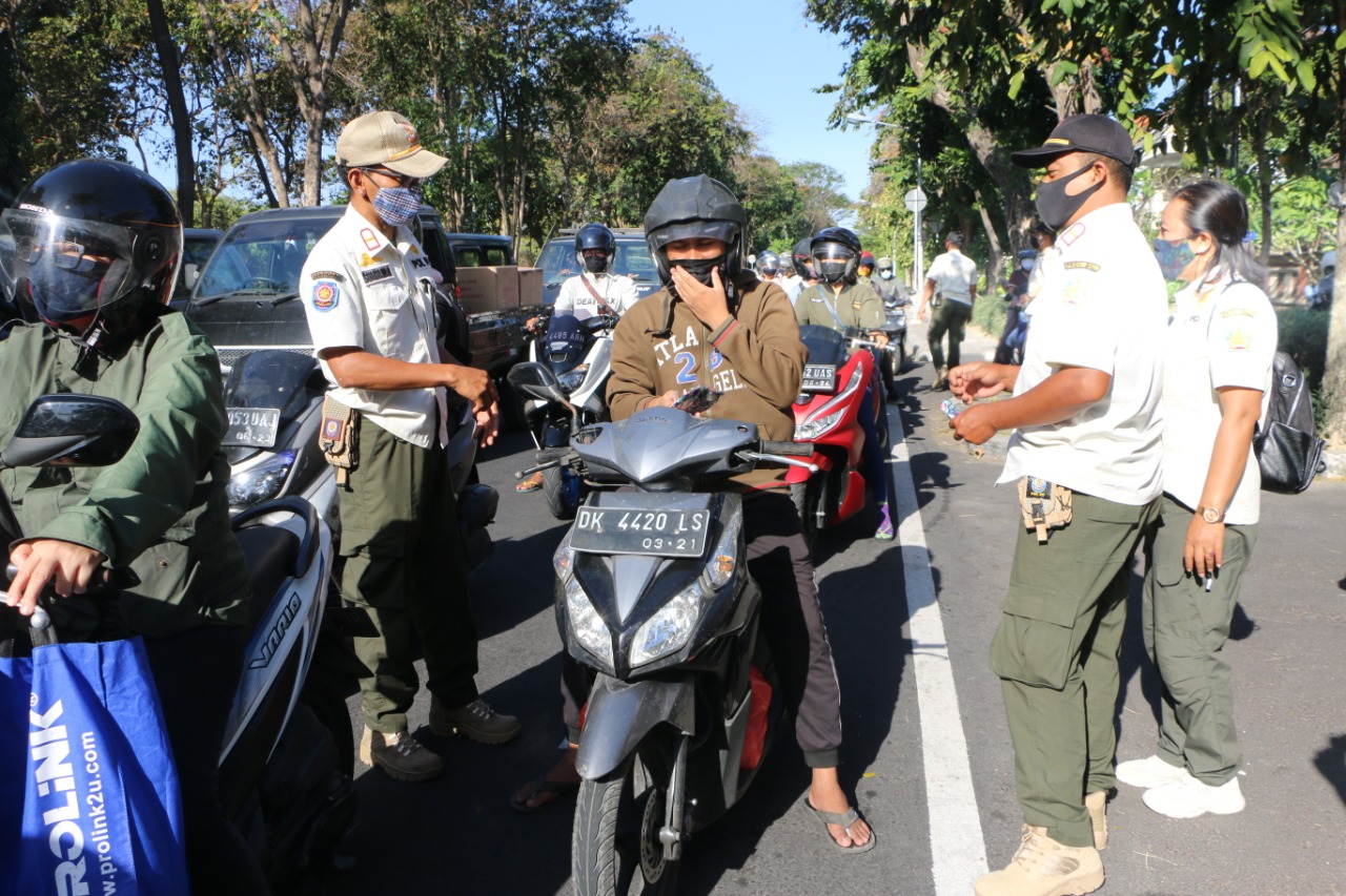 Satpol PP melakukan sosialisasi gerakan pakai masker di sejumlah jalan protokol di Kota Denpasar Bali, Kamis (27/8/2020).