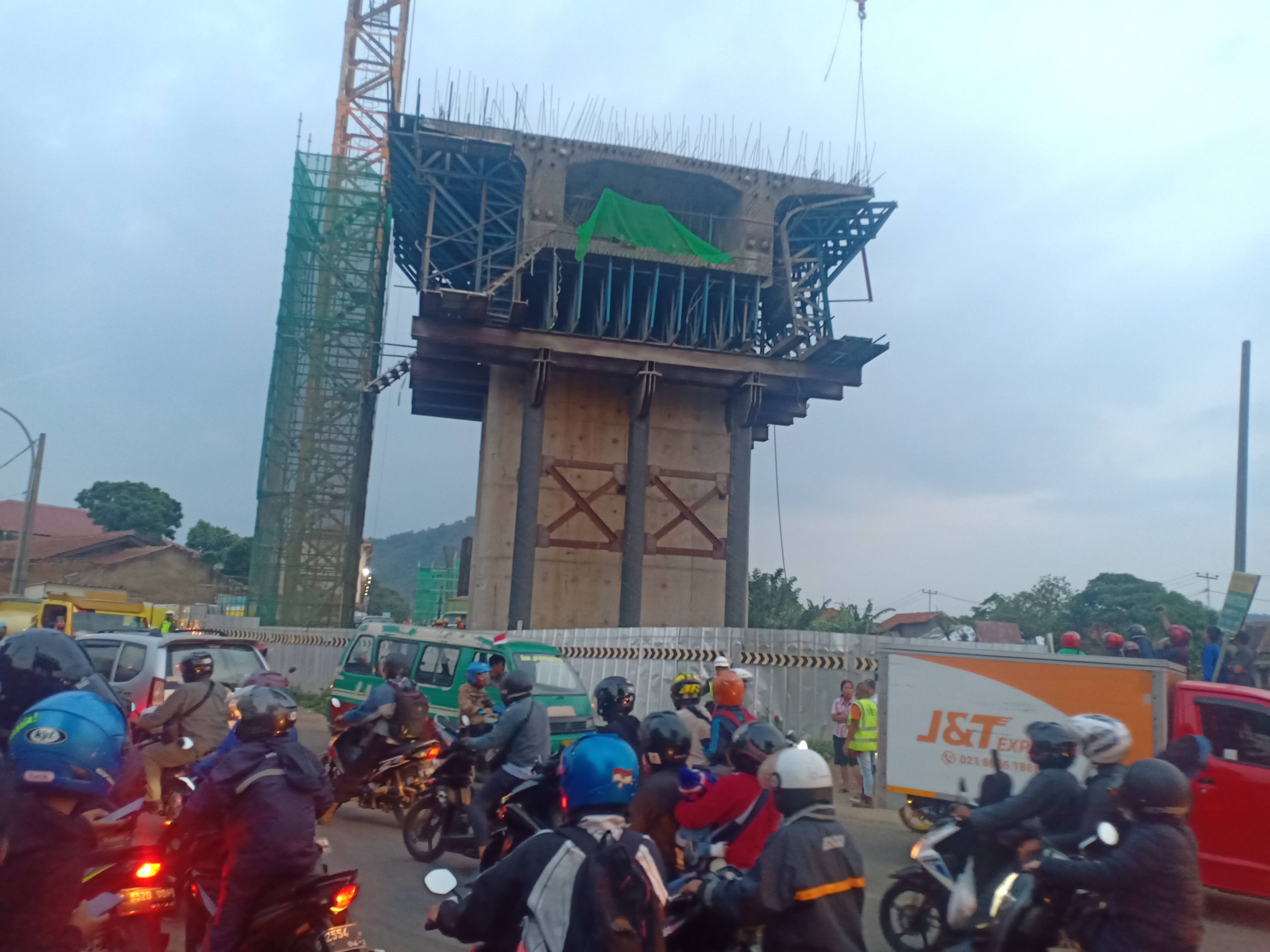 Pekerja asal Tiongkok yang jatuh di trase kereta cepat Jakarta-Bandung menyebabkan kemacetan.