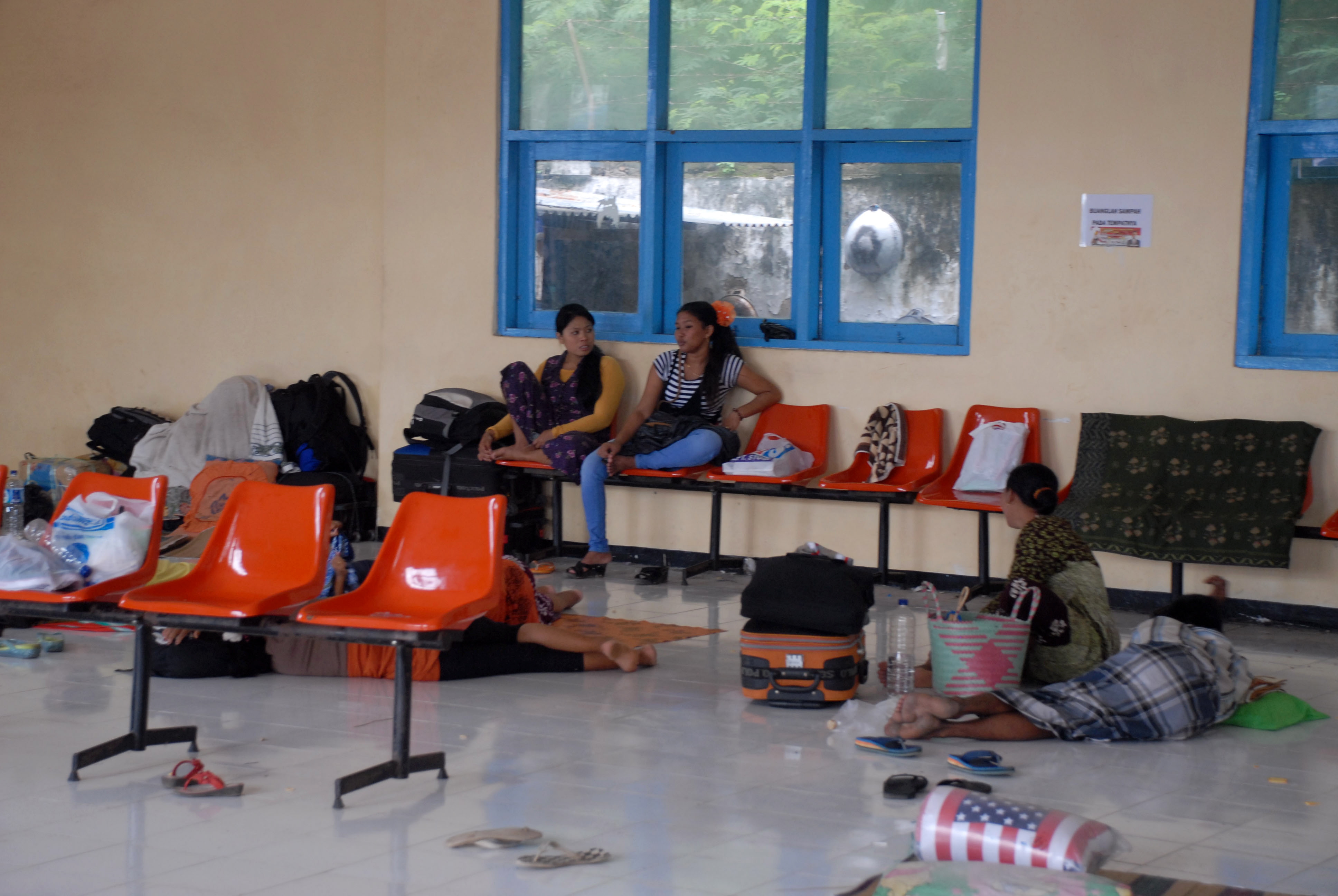 Sejumlah calon penumpang tujuan Pulau Masalembu dan Kagean, beristriahat, di Pelabuhan Kalianget, Sumenep, Jatim.