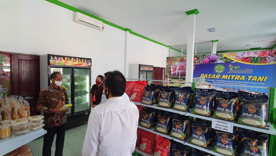 Kepala Badan Ketahanan Pangan, Kementan, Agung Hendria meninjau Pasar Mitra Tani Provinsi Kalimantan Timur, di Samarinda, pada Rabu (12/8). 