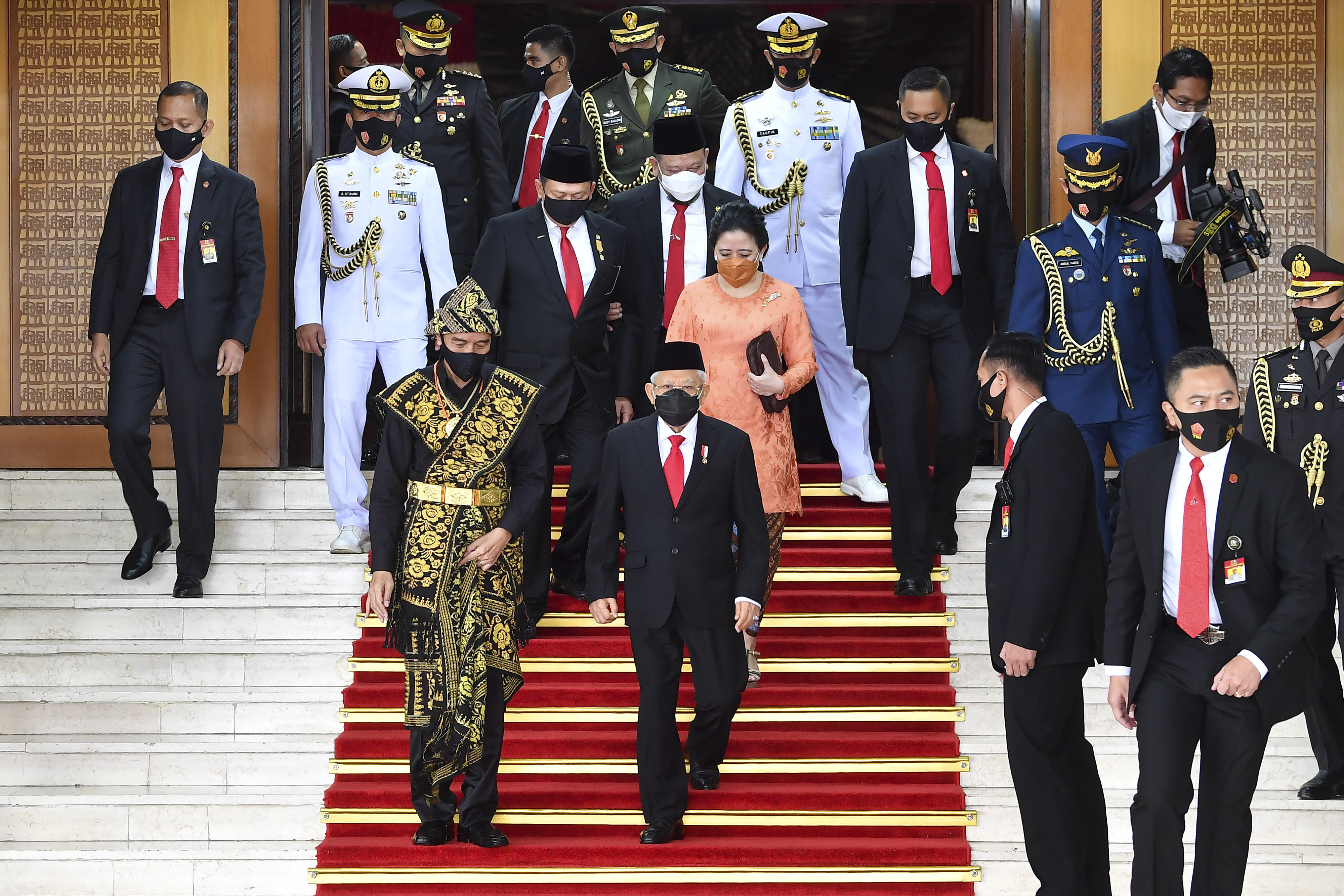 Presiden Joko Widodo berpakaian adat NTT