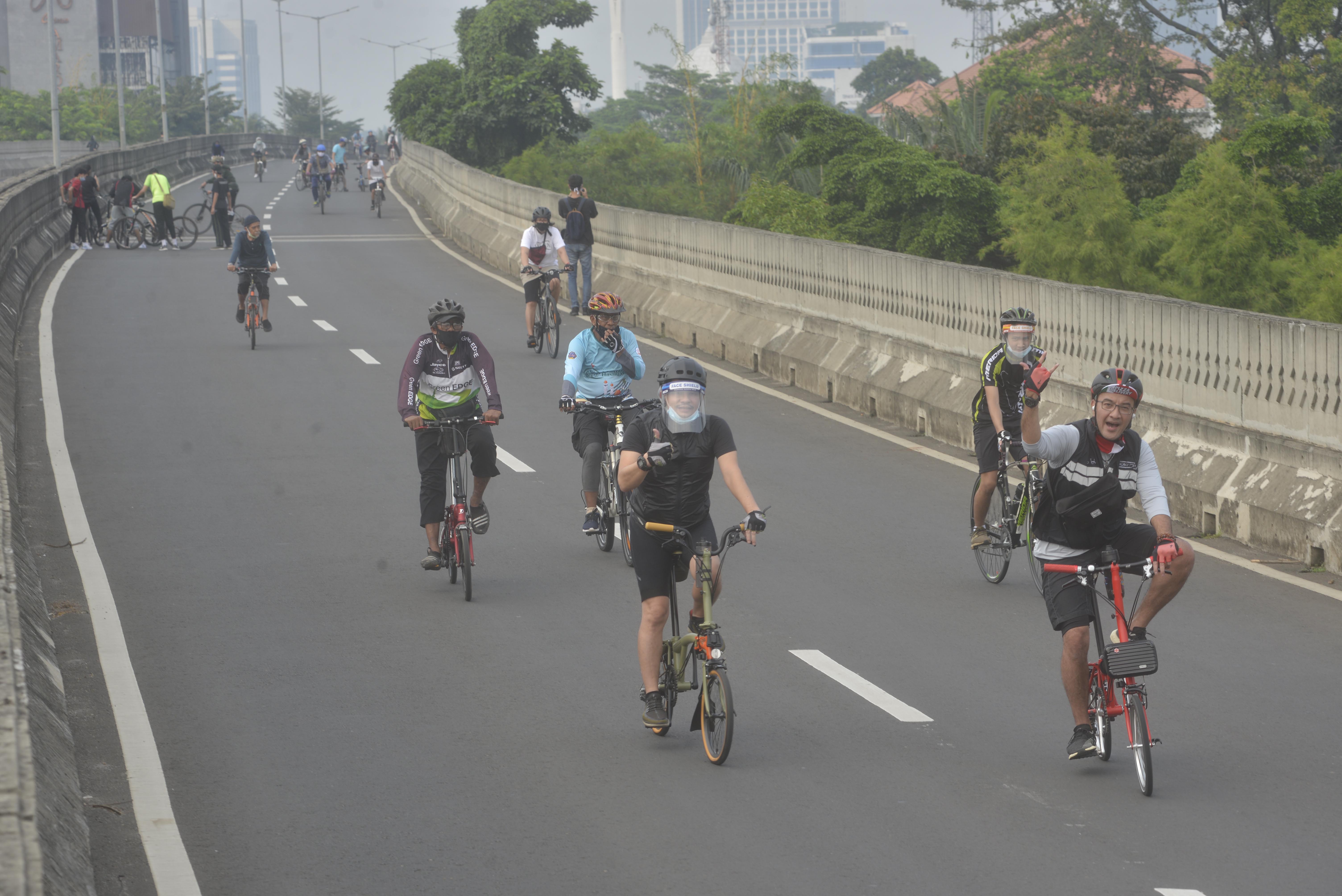 Warga DKI Jakarta wilayah sekitar Jakarta Selatan menikmati Car Free Day (CFD) di JLNT Antasari, Juni