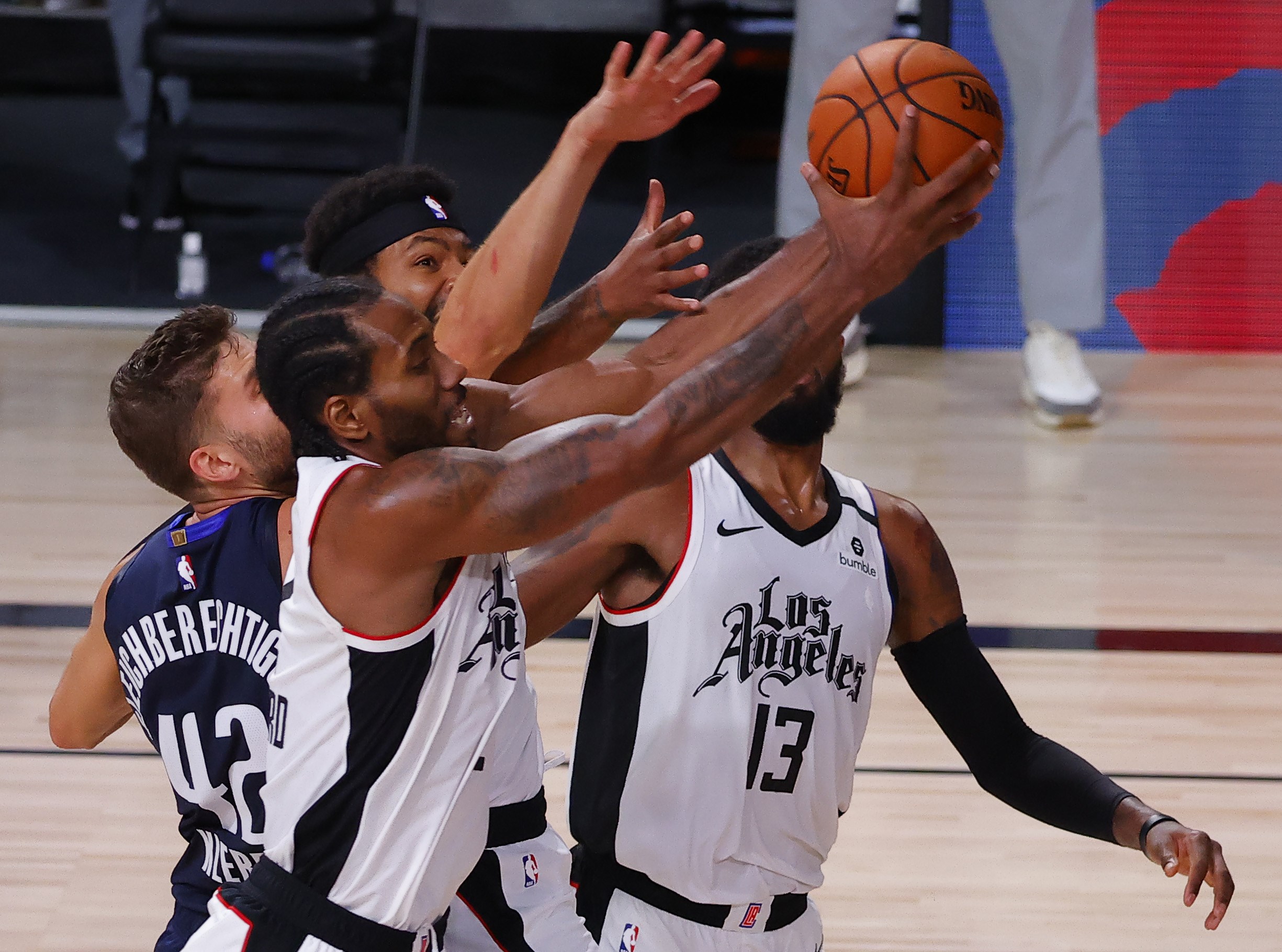 Kawhi Leonard # 2 dari LA Clippers meraih rebound melawan Maxi Kleber # 42 dari Dallas Mavericks 