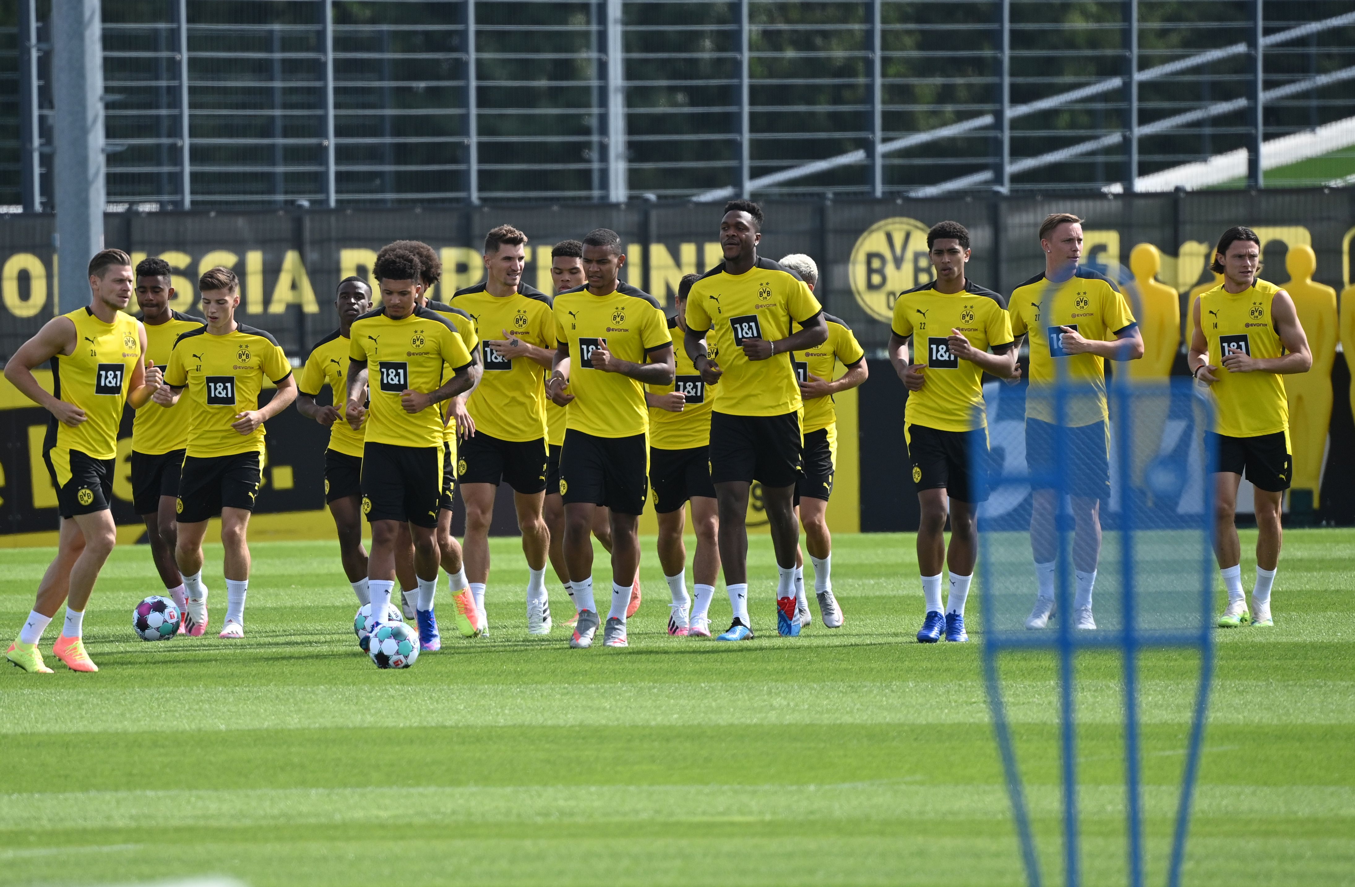 Para pemain Borussia Dortmund ambil bagian dalam sesi latihan di Dortmund.