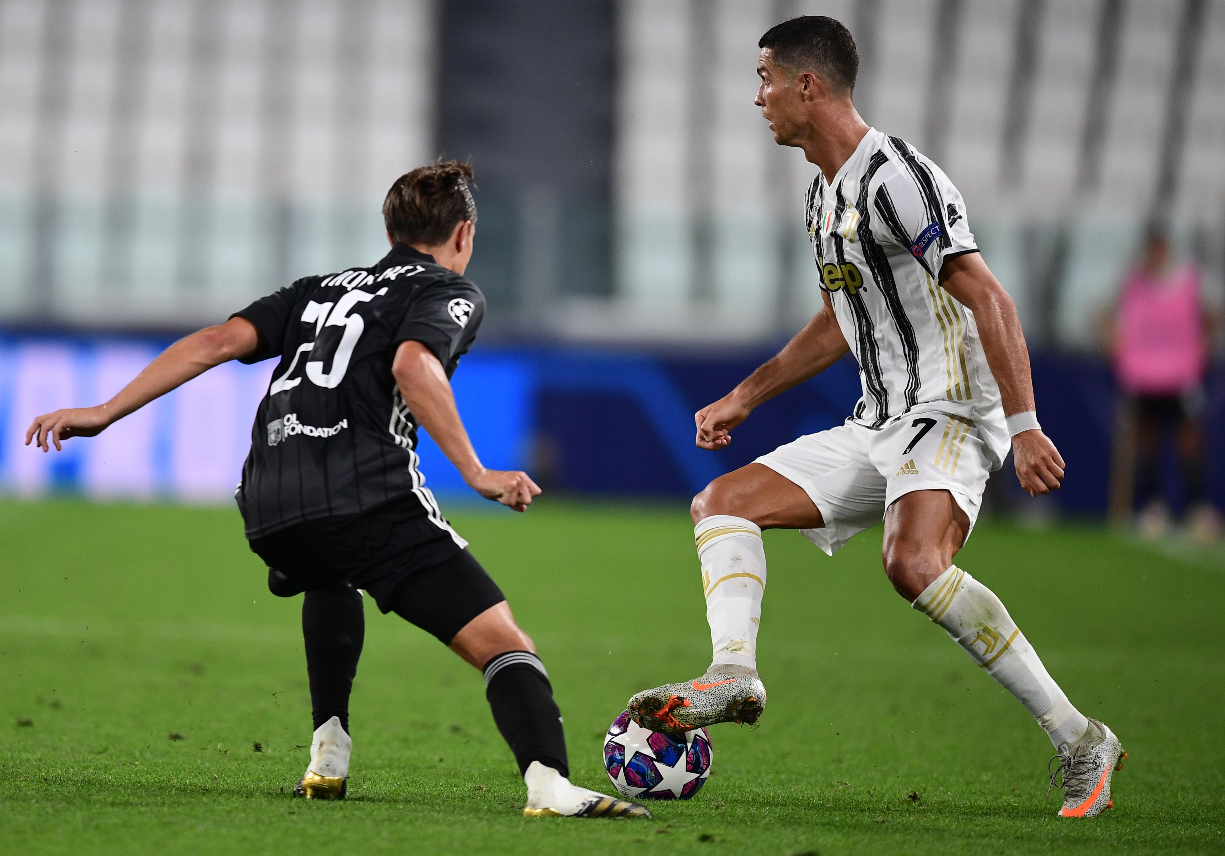 Pemain Juventus Cristiano Ronaldo (kanan) berusaha melewati pemain Lyon pada laga leg kedua 16 besar liga Champions, Sabtu (8/8).