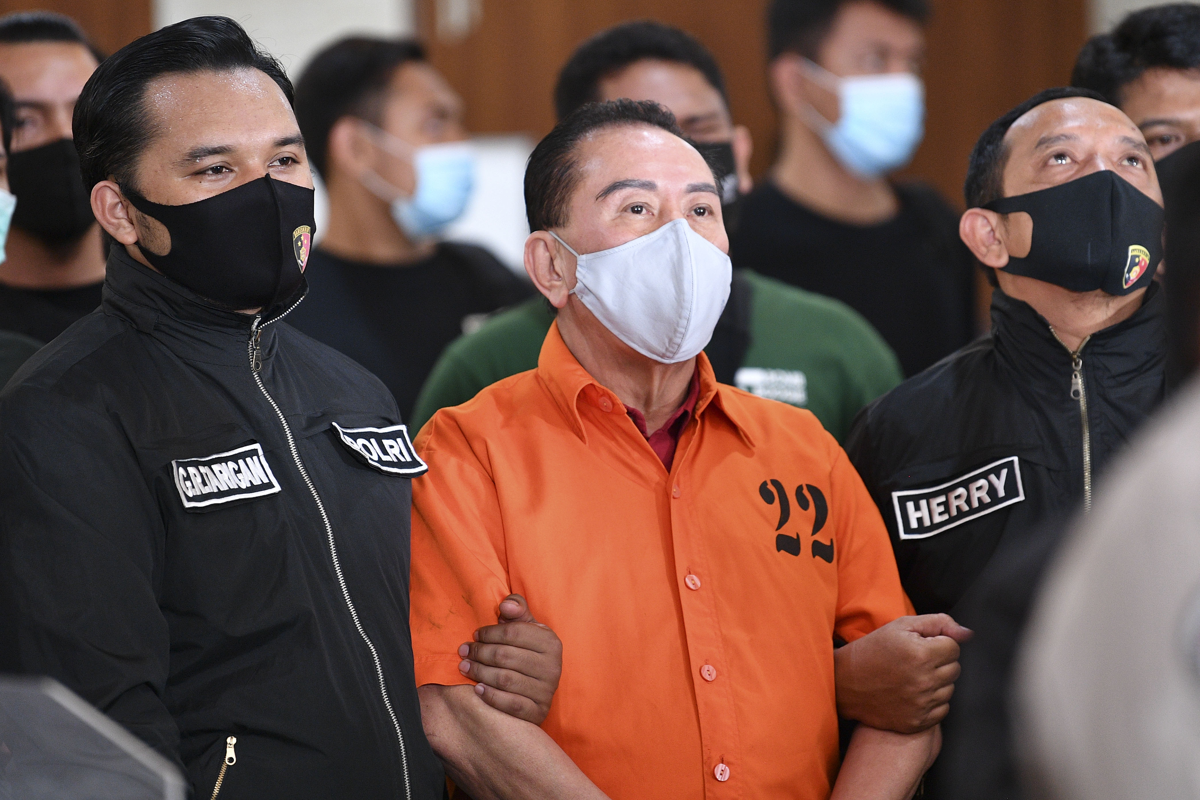  Terpidana kasus korupsi pengalihan hak tagih (cessie) Bank Bali Joko Tjandra (tengah)