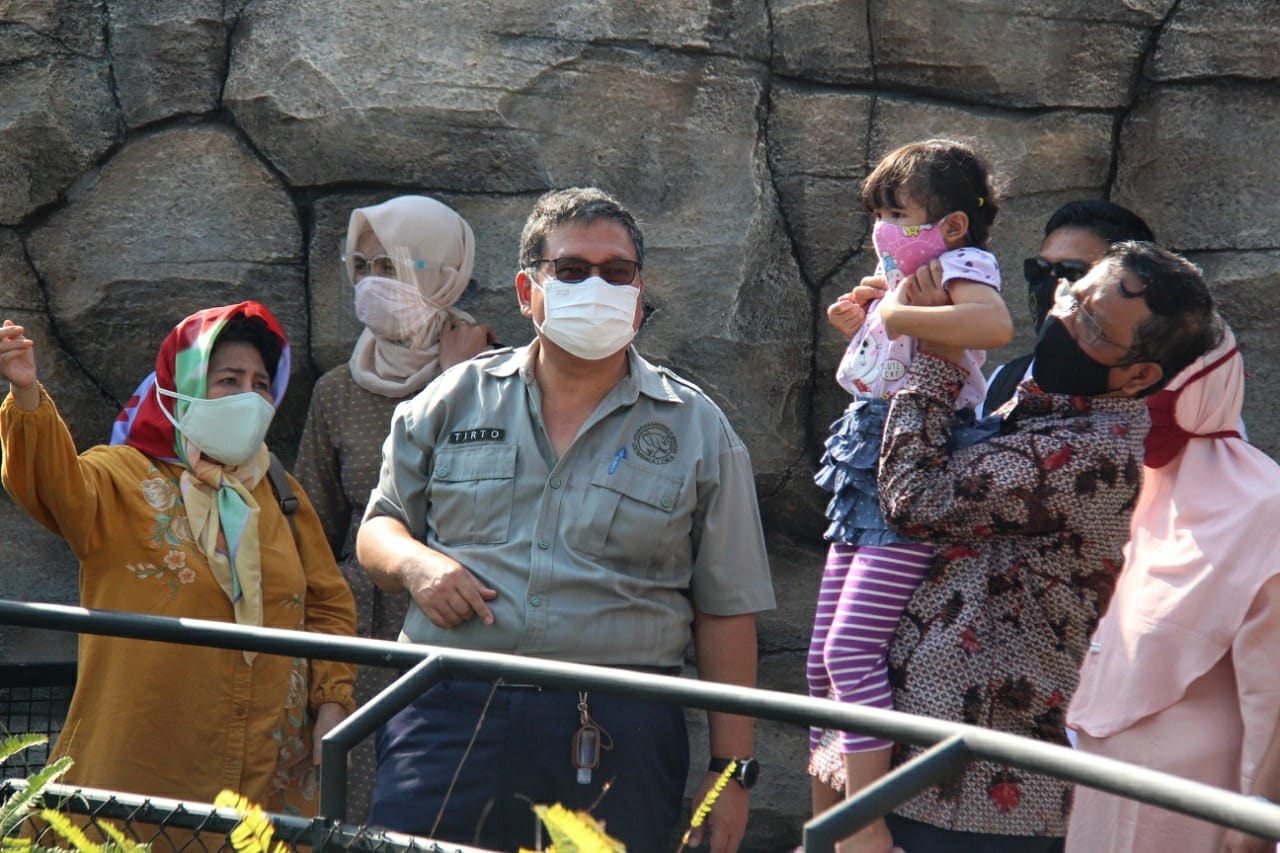  Menko Polhukkam Mahfud MD (kanan) mengajak cucunya berwisata di Kebun Binatang Gembira Loka Yogyakarta.