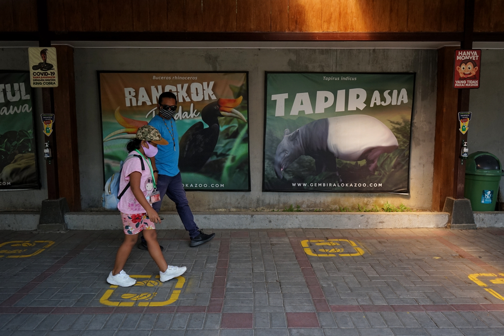  Pengunjung berada di tempat wisata Gembira Loka (GL) Zoo, Yogyakarta, Senin (3/8/2020). 