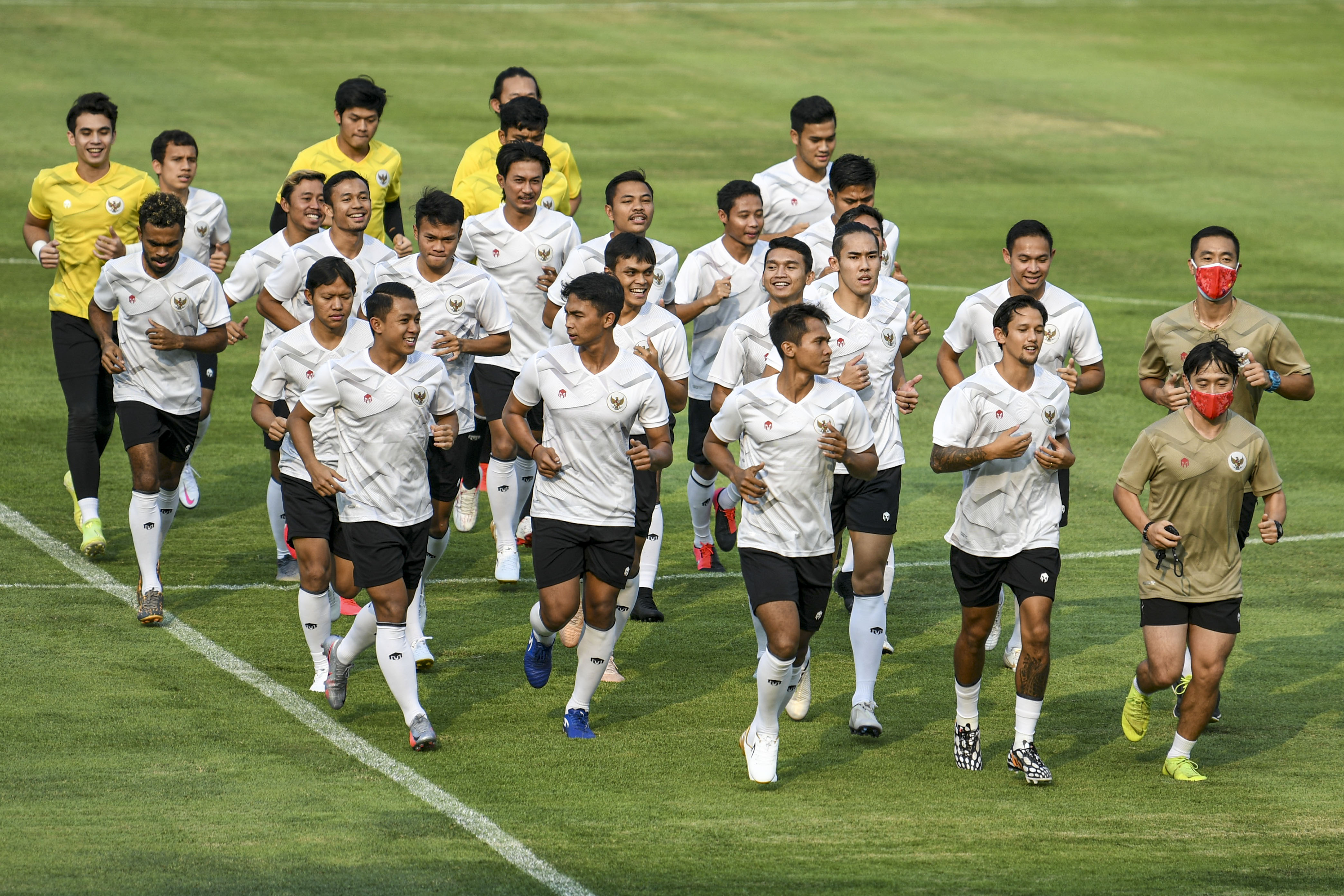 Timnas Indonesia senior berlari dalam pemusatan latihan di Stadion Madya.