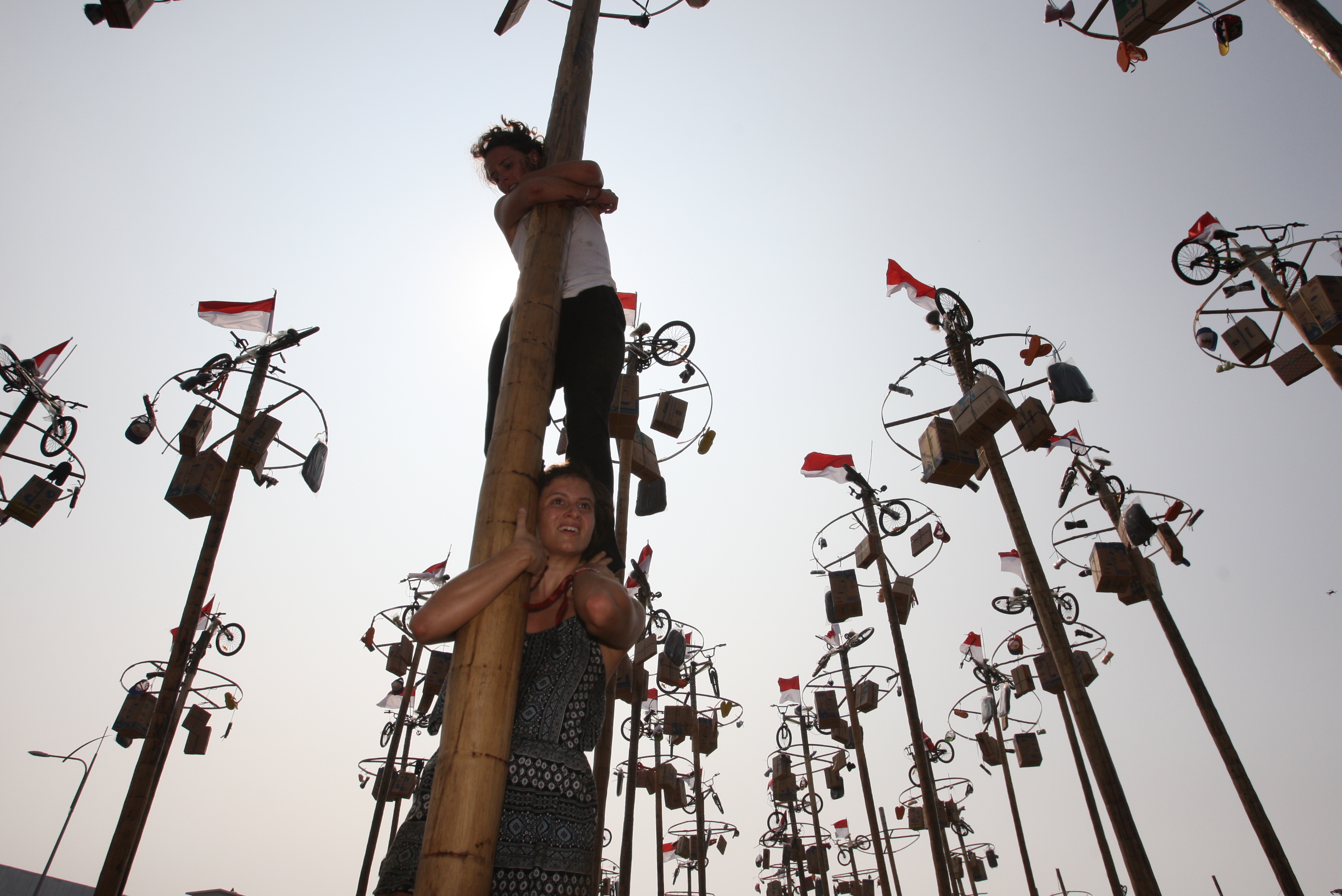 Panjat Pinang Kolosal dalam rangka perayaan HUT ke-74 Kemerdekaan RI di Pantai Karnaval Ancol
