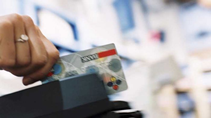 Ilustrasi transaksi keuangan 