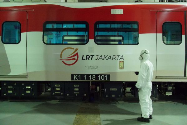 Petugas LRT mensterilisasikan rangkaian kereta dengan menggunakan teknologi sinar ultraviolet tipe C (UV-C) di Depo LRT Jakarta.