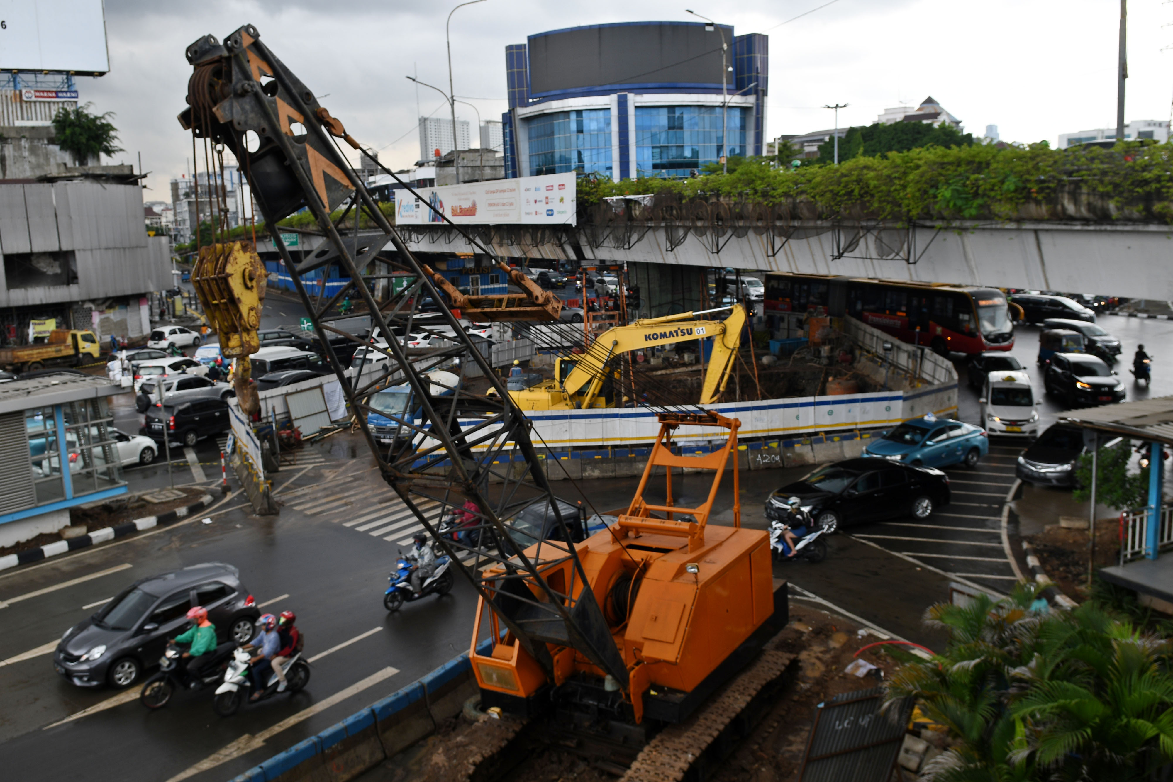 Sejumlah pengendara kendaraan bermotor melintas di dekat lokasi pembangunan terowongan (underpass) Senen di Jakarta