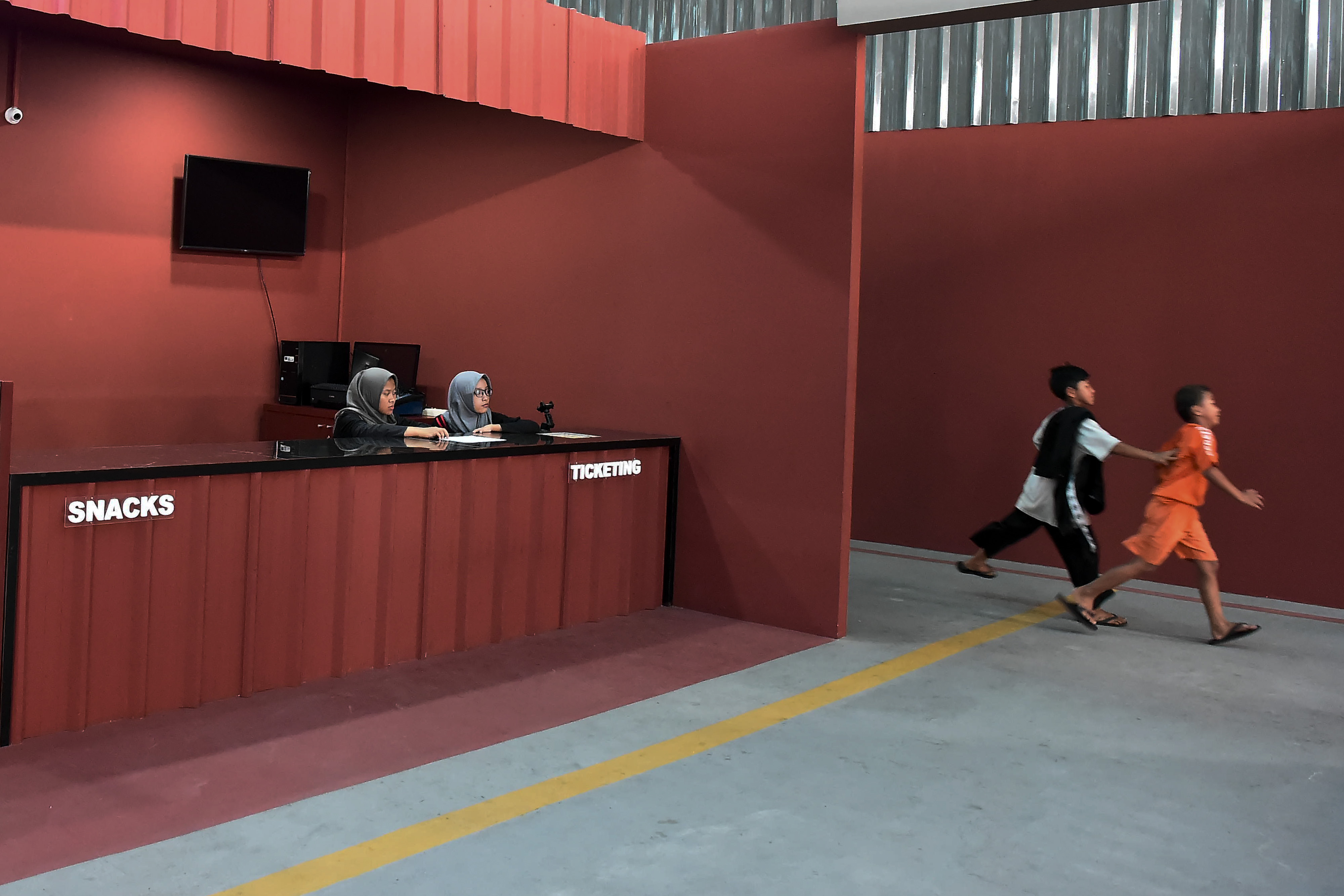 Petugas tiket menunggu pengunjung di bioskop rakyat di Pasar Teluk Gong, Penjaringan, Jakarta.