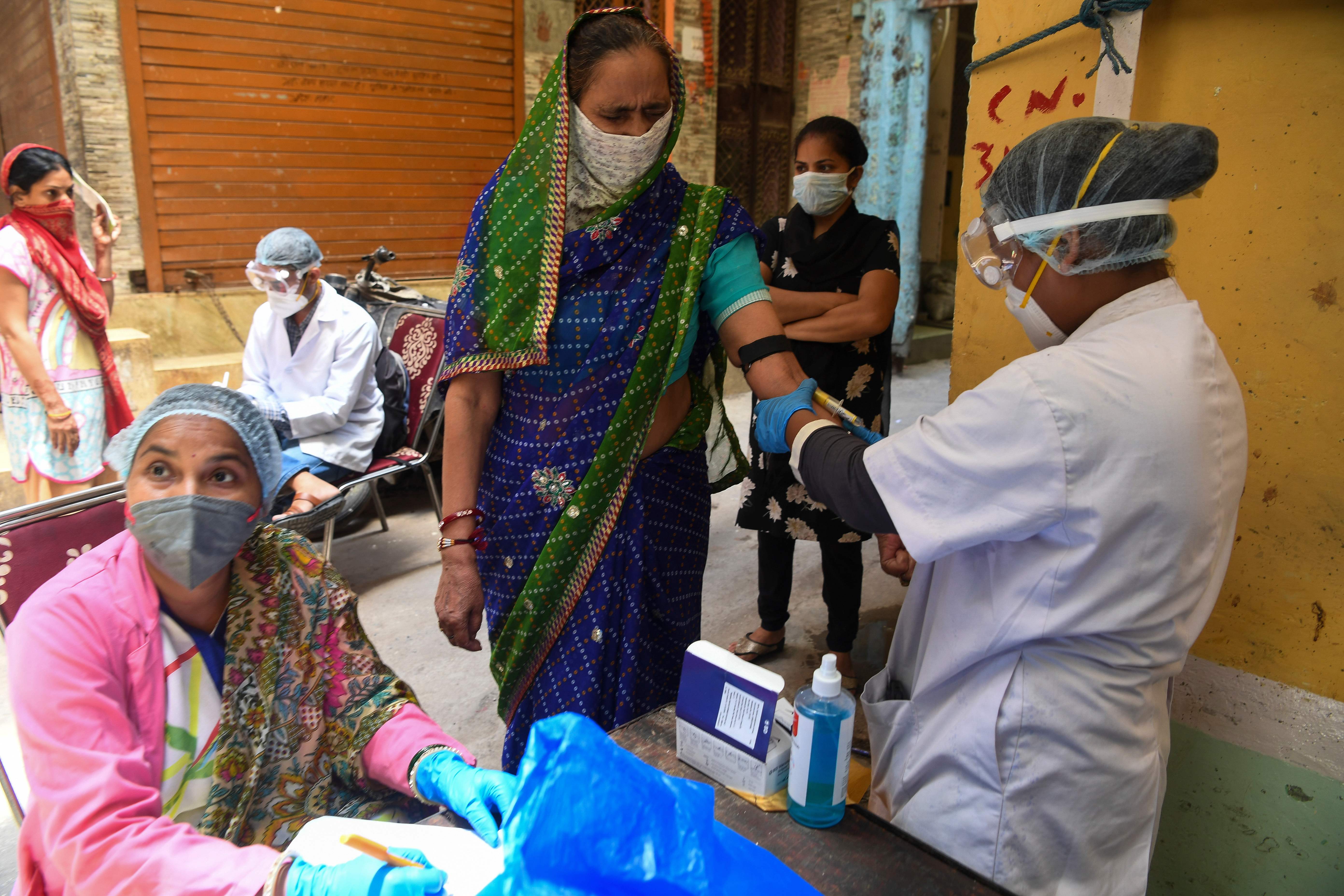 Petugas kesehatan mengambil sampel darah warga India untuk menelusuri penyebaran covid-19.