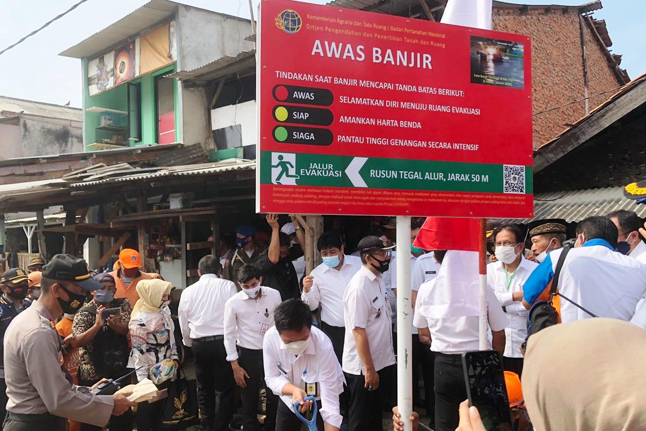 Pemasangan plang peringatan banjir.