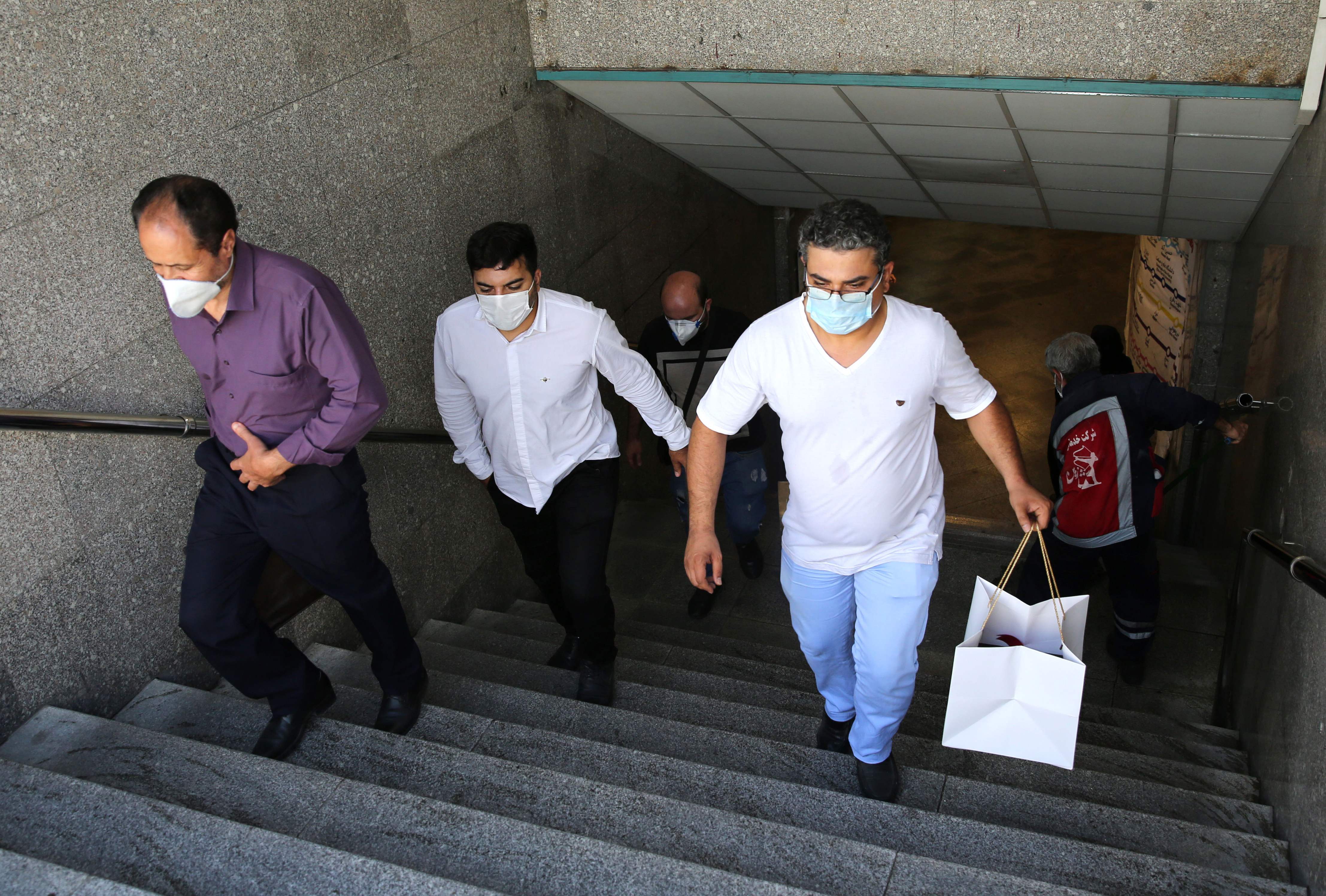 Penduduk Iran menggunakan masker untuk mencegah penyebaran covid-19