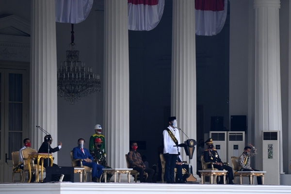 Jokowi Tinjau Gladi Upacara HUT ke-75 RI di Istana
